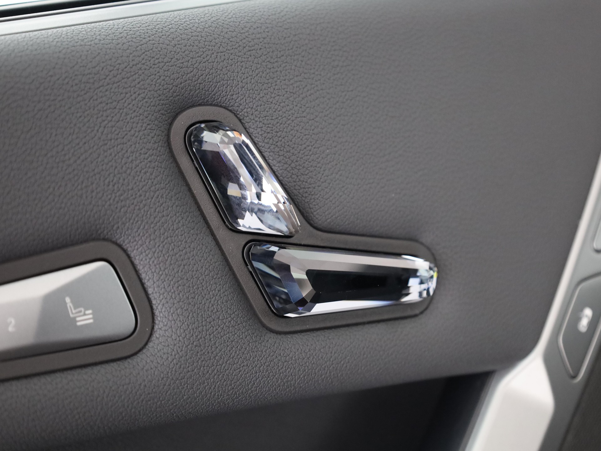 BMW iX xDrive60-image-11