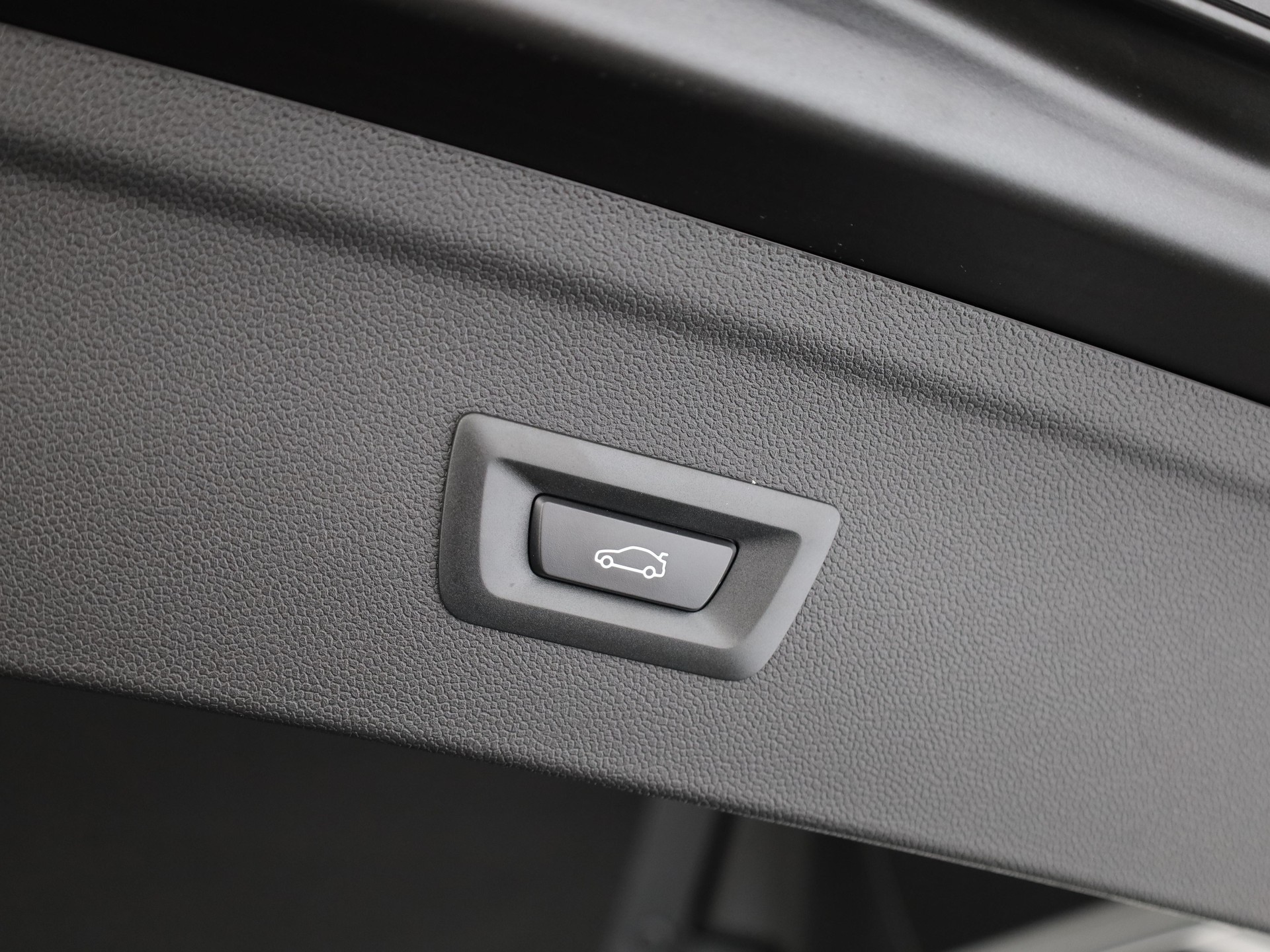 BMW iX xDrive60-image-7