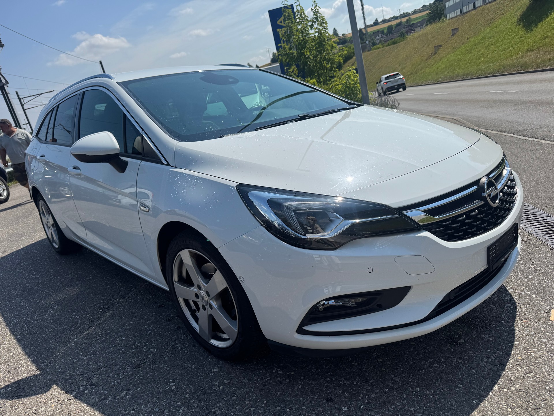OPEL Astra Sports Tourer 1.4i Turbo Dynamic Automatic-image-2