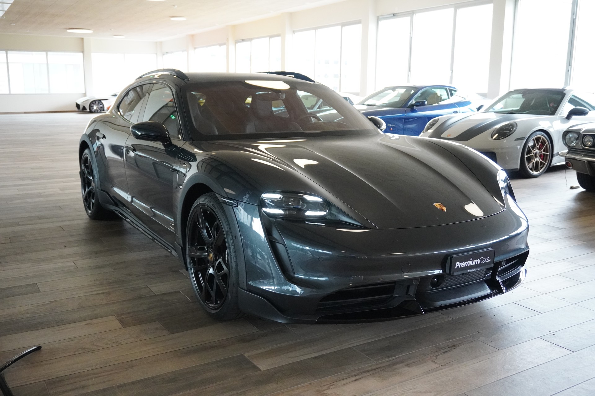 PORSCHE Taycan Turbo Cross Turismo-showroom-element-2