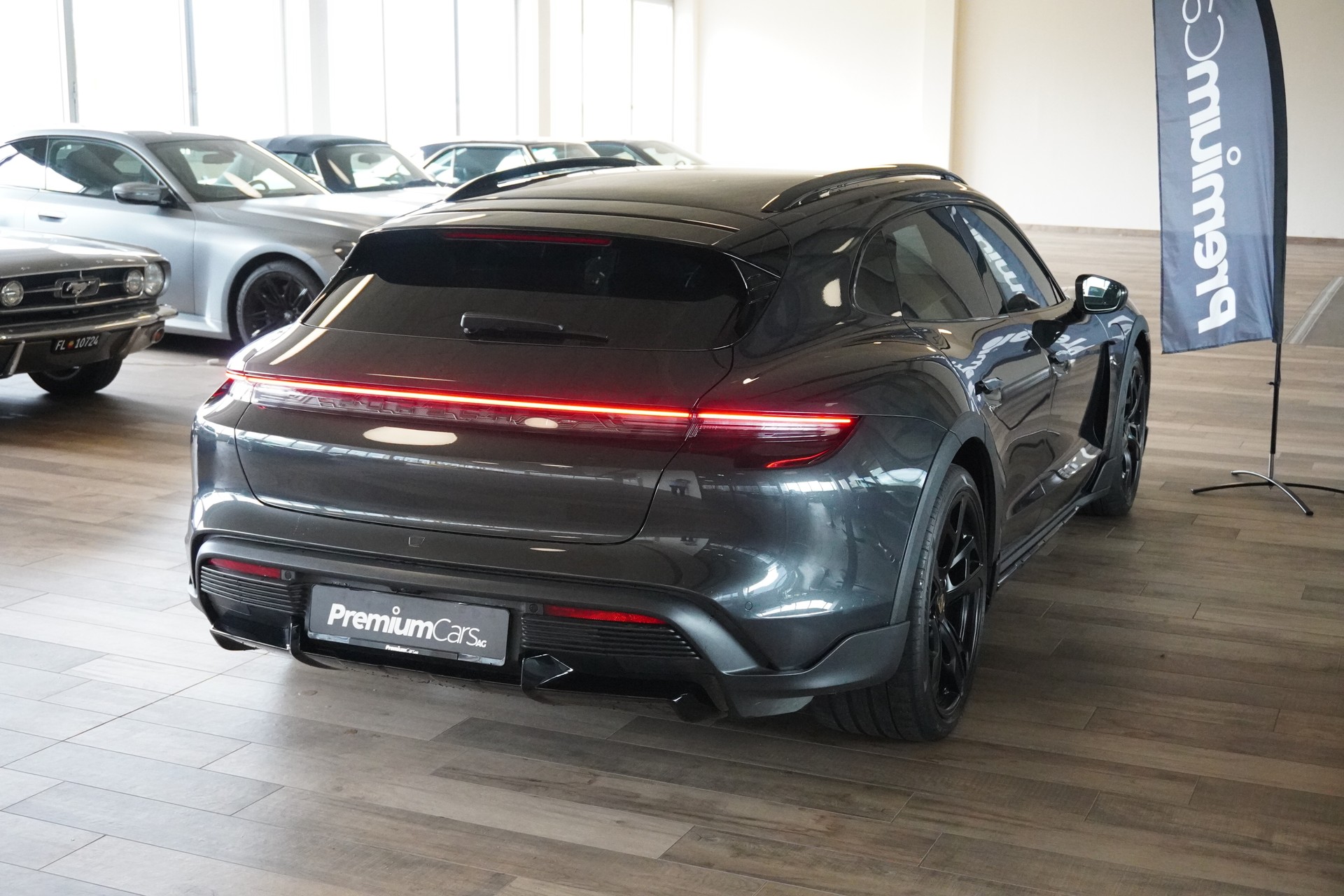 PORSCHE Taycan Turbo Cross Turismo-showroom-element-3