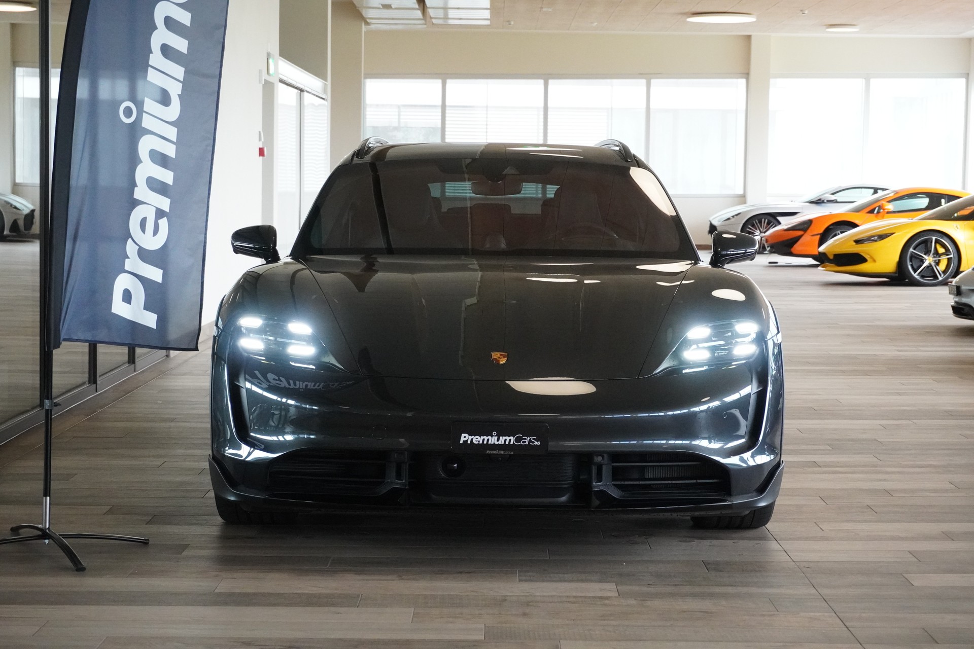 PORSCHE Taycan Turbo Cross Turismo-showroom-element-1