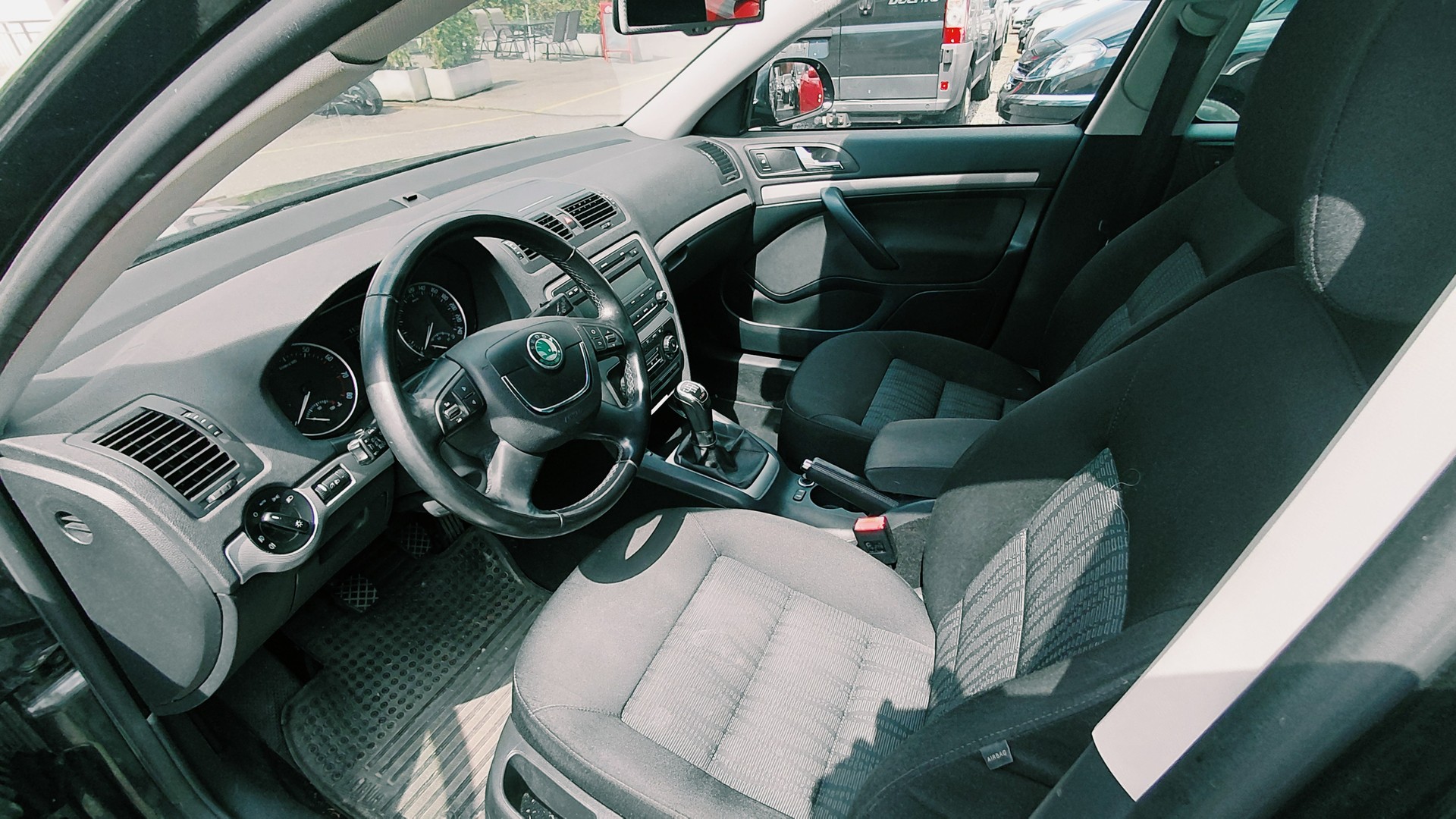 SKODA Octavia Combi 1.8 TSI Elegance 4x4-image-9