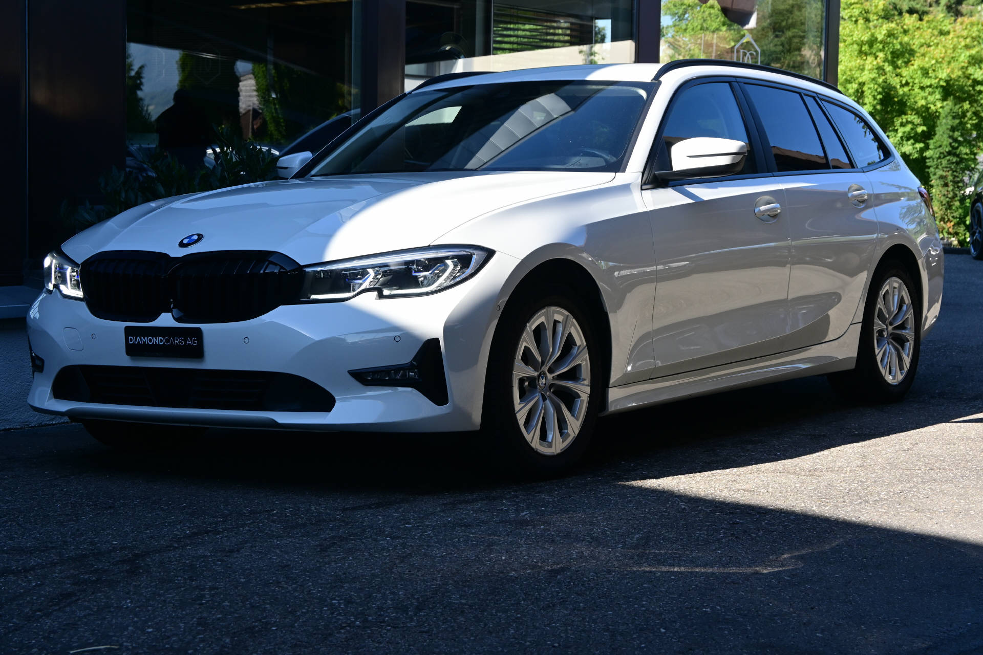 BMW 320d xDrive Touring **HUD*LASER-Light*AHK*8-fach*-image-0