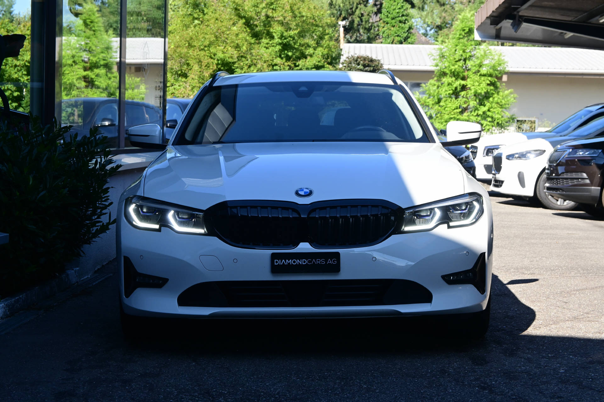 BMW 320d xDrive Touring **HUD*LASER-Light*AHK*8-fach*-image-1