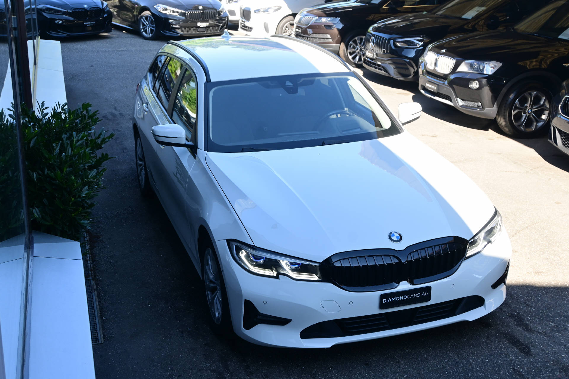 BMW 320d xDrive Touring **HUD*LASER-Light*AHK*8-fach*-image-2