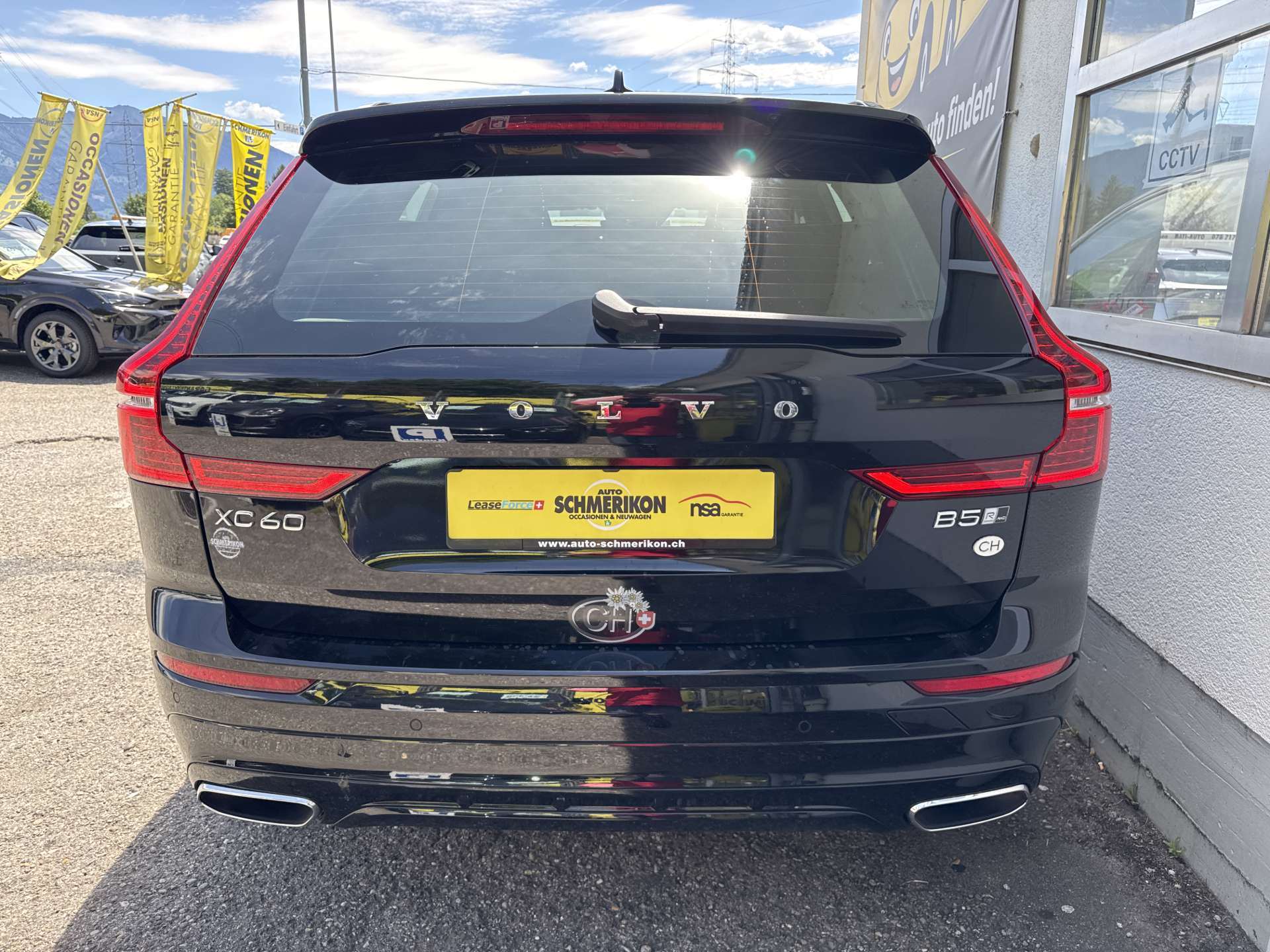 VOLVO XC60 B5 Diesel AWD 235PS R-Design Geartronic-Automat-image-3