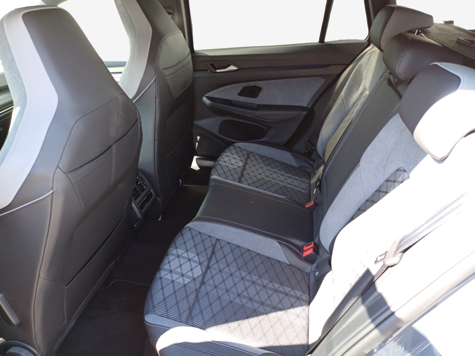 VW Golf Variant 1.5 eTSI mHEV R-Line-image-8