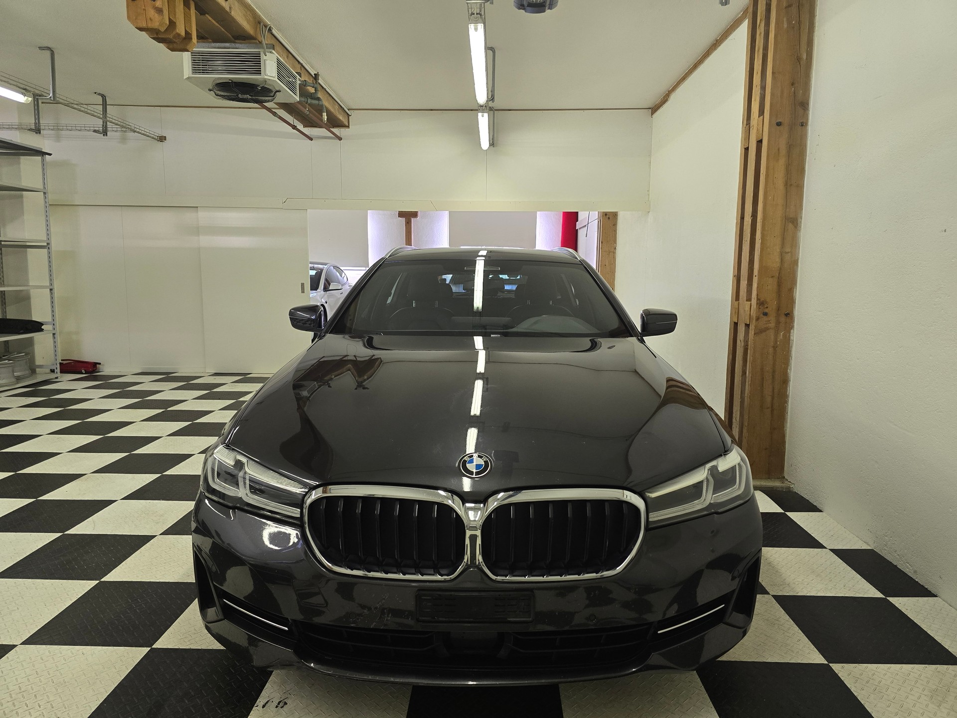 BMW 530d xDrive 48V Touring Steptronic-image-2