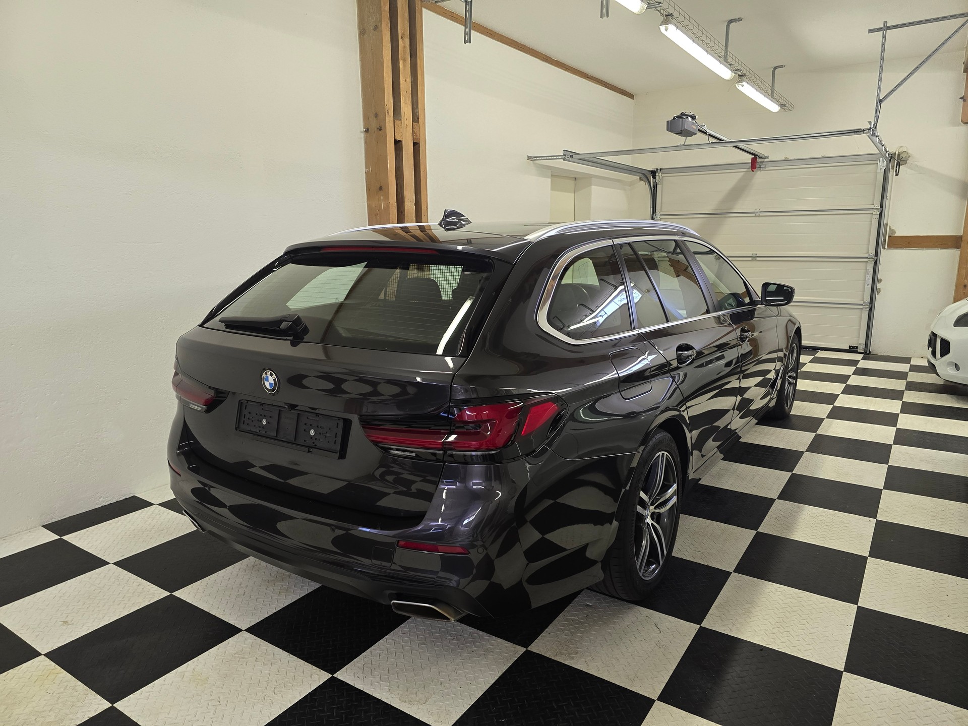 BMW 530d xDrive 48V Touring Steptronic-image-8