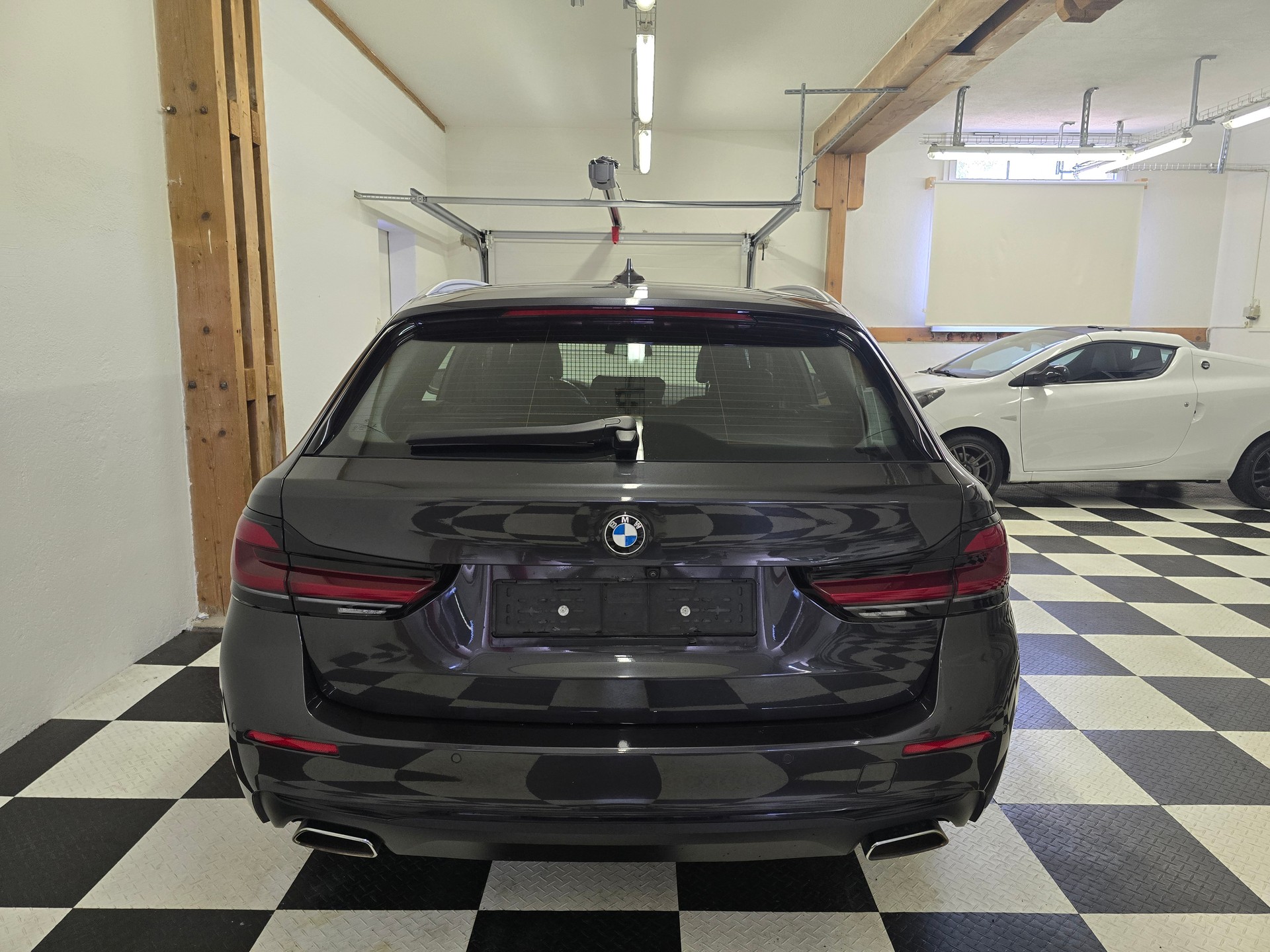 BMW 530d xDrive 48V Touring Steptronic-image-7