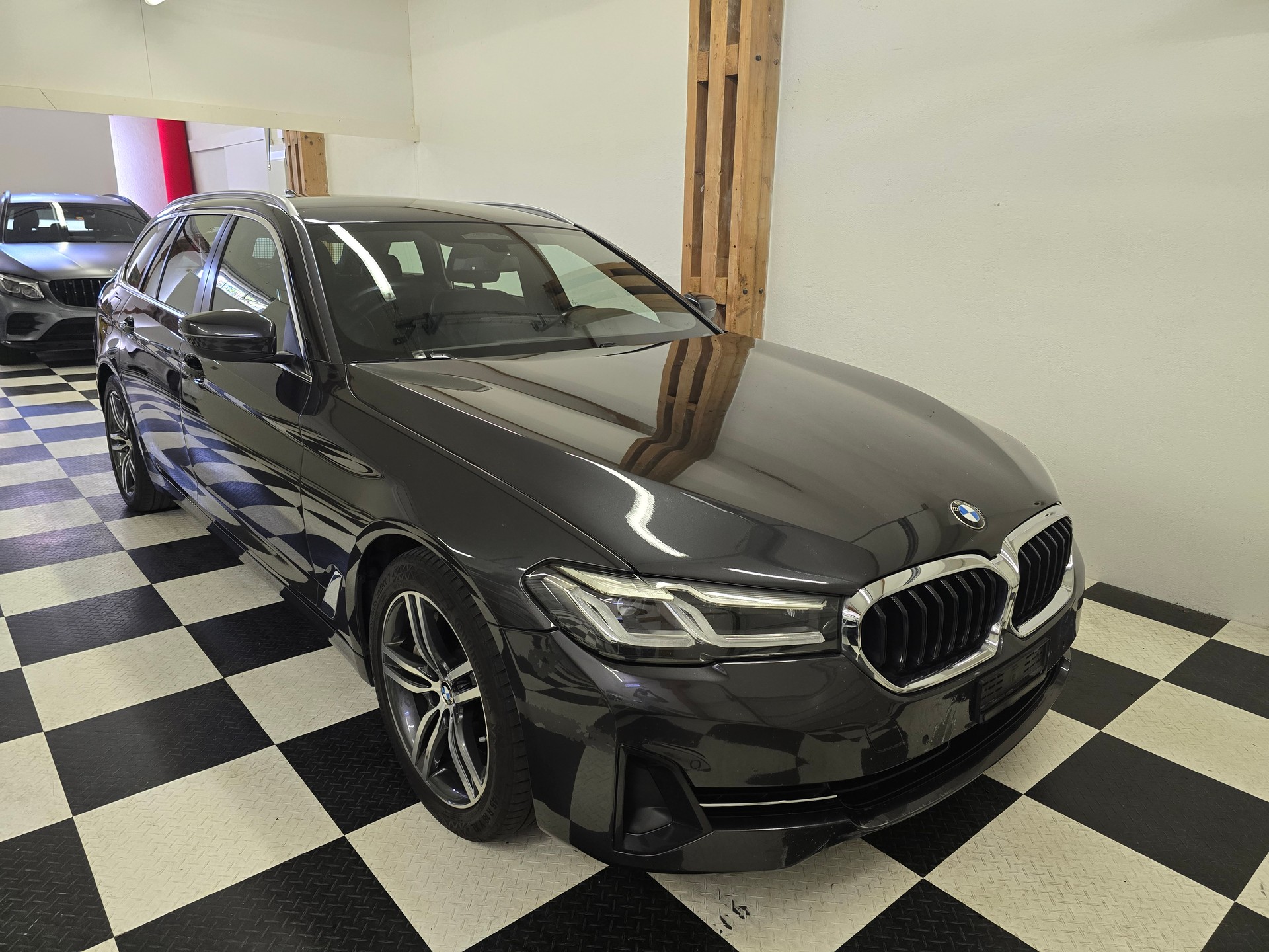 BMW 530d xDrive 48V Touring Steptronic-image-3