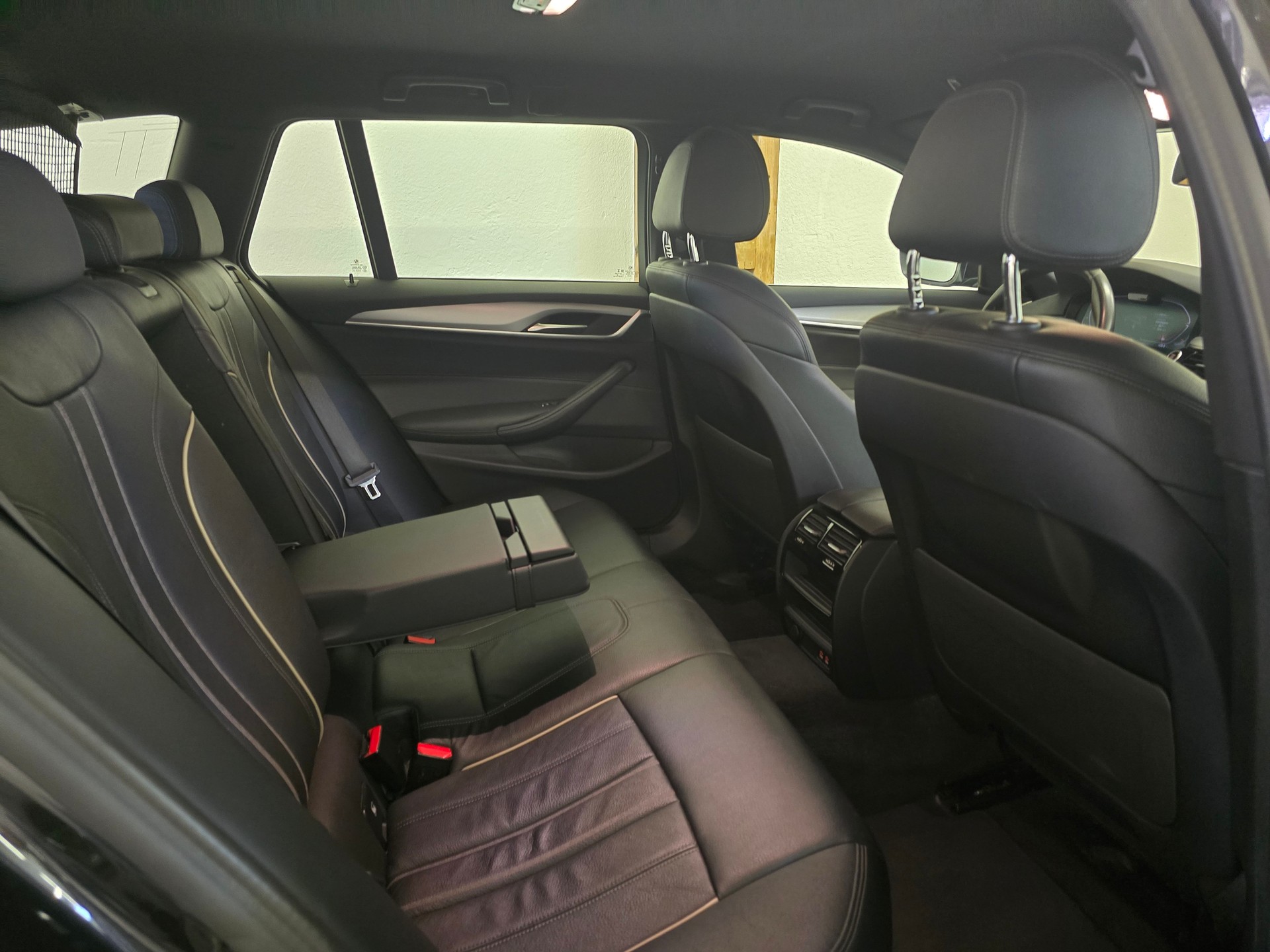 BMW 530d xDrive 48V Touring Steptronic-image-12