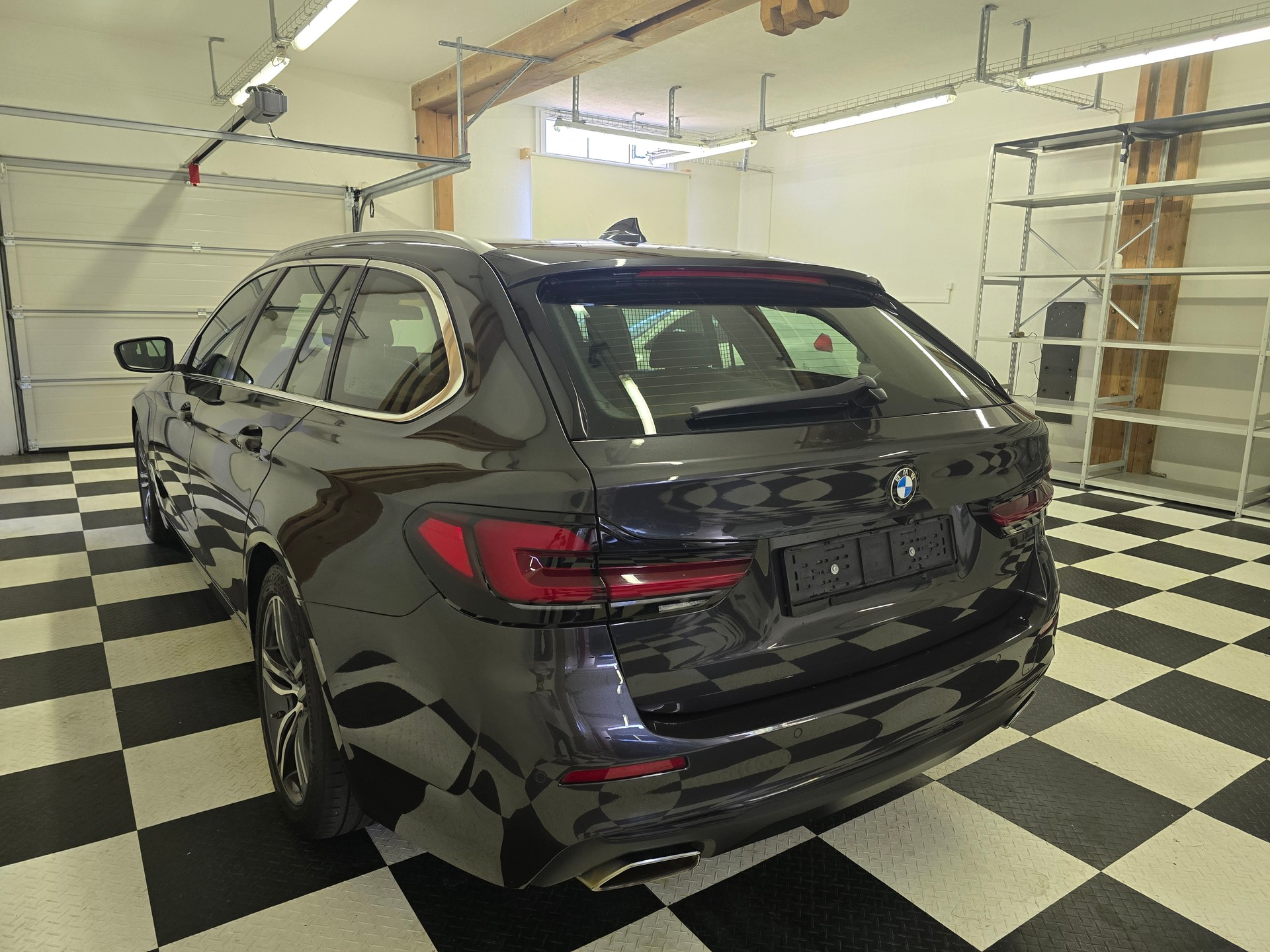 BMW 530d xDrive 48V Touring Steptronic-image-5