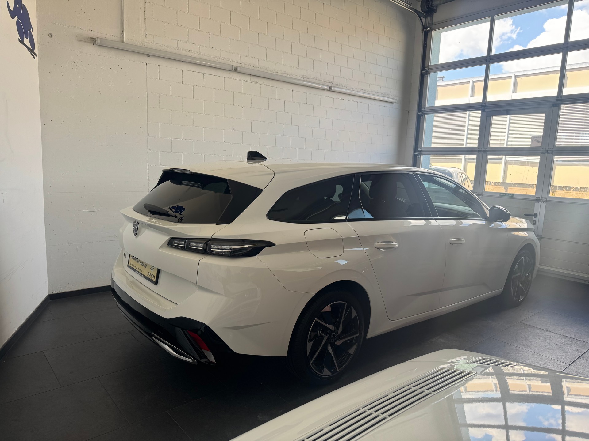 PEUGEOT 308 SW 1.5 BlueHDI Allure EAT8-showroom-element-1