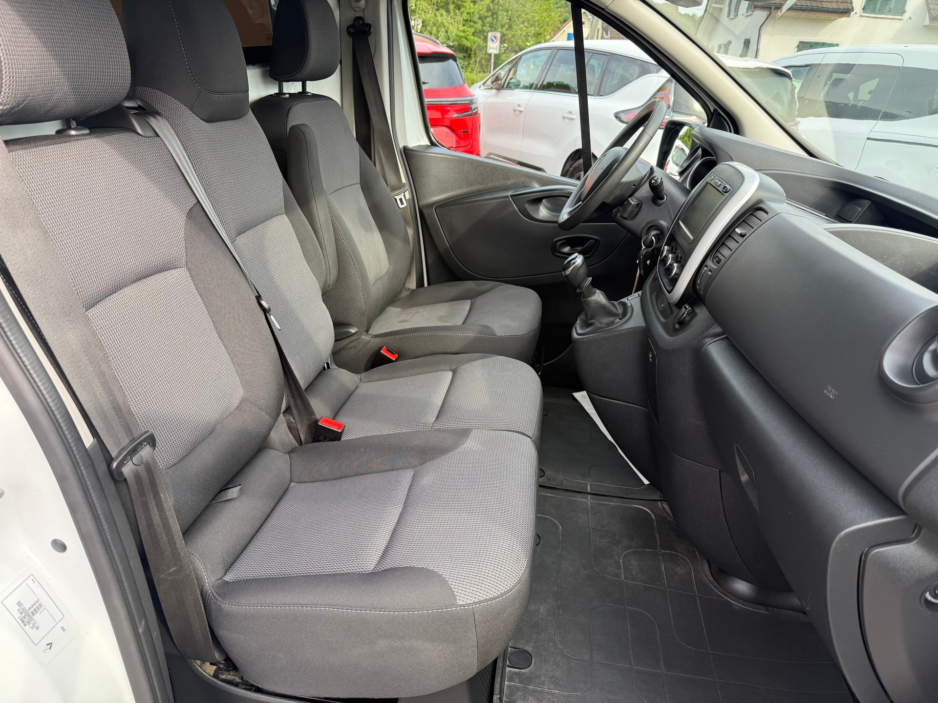 RENAULT Trafic 2.0 Energy dCi 120 3.0t Business L2H1-image-9