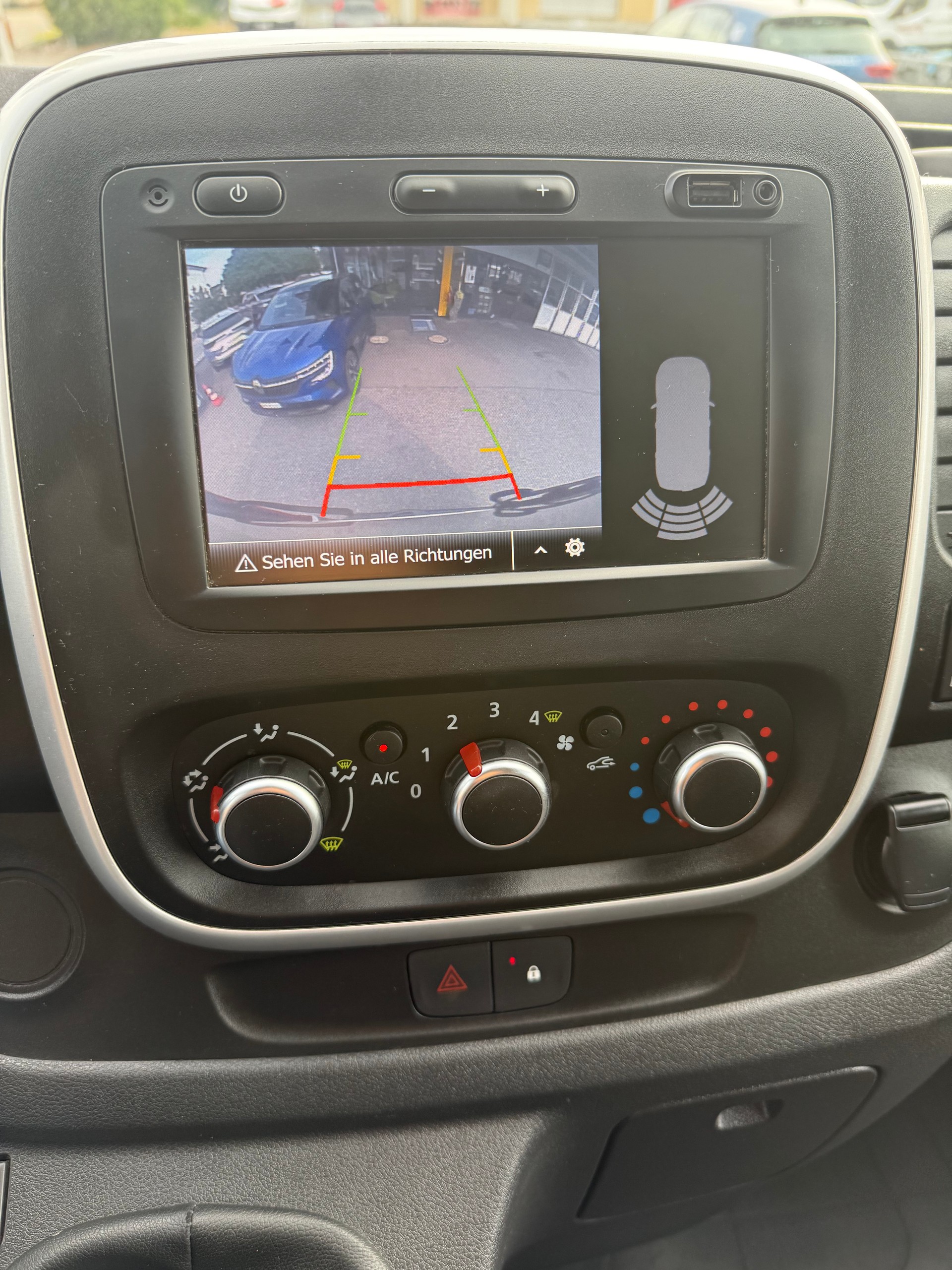 RENAULT Trafic 2.0 Energy dCi 120 3.0t Business L2H1-image-12