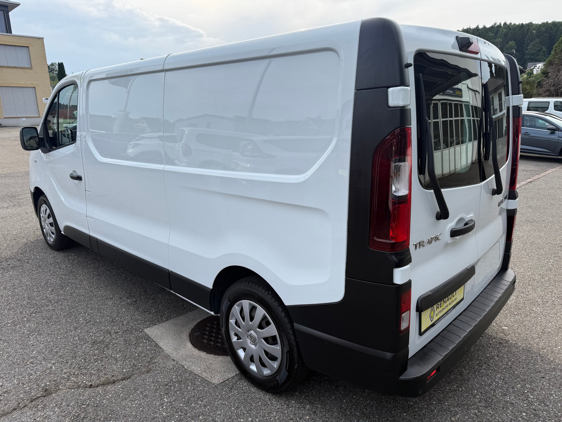 RENAULT Trafic 2.0 Energy dCi 120 3.0t Business L2H1-image-3
