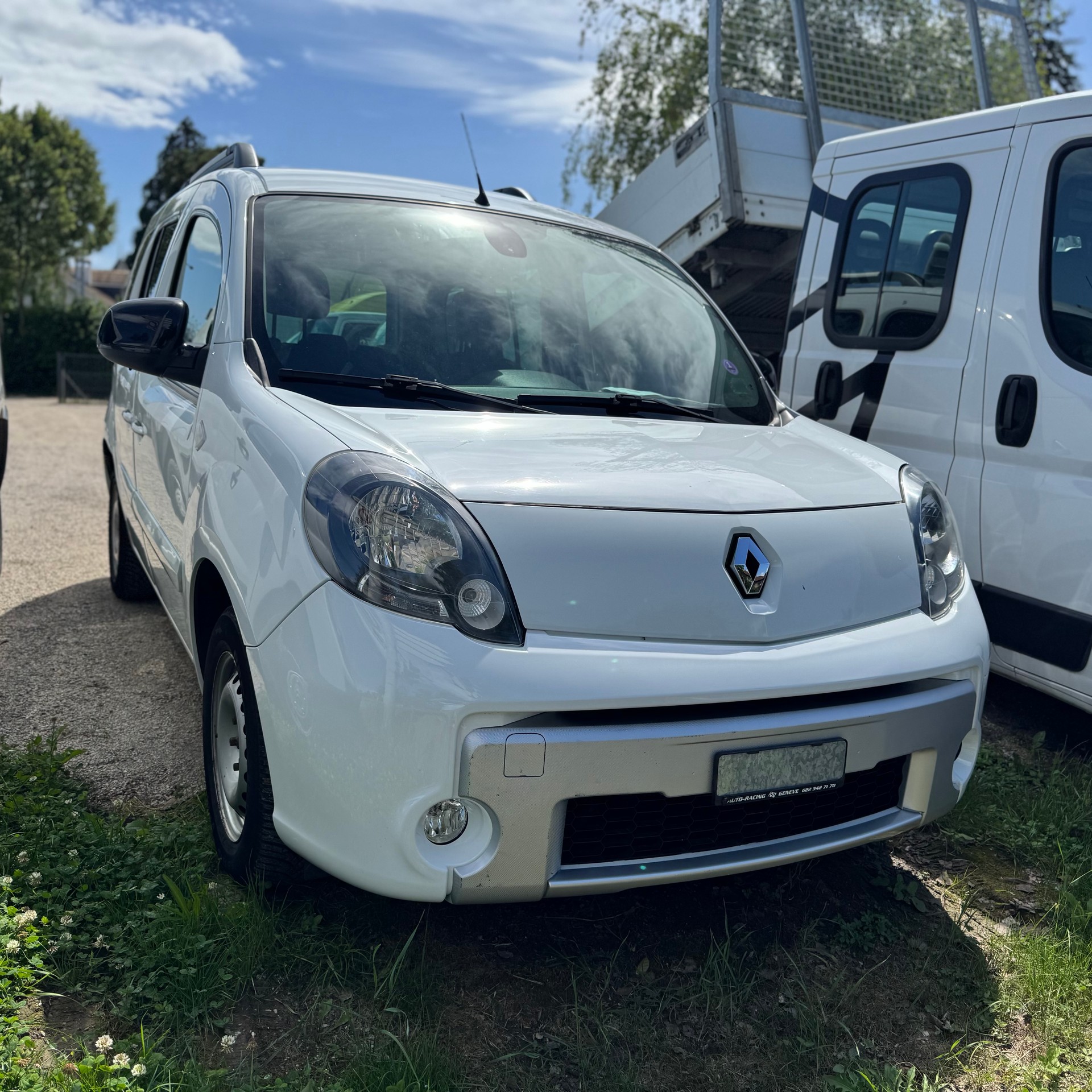 RENAULT Kangoo 1.6 16V Happy Family Automatic-image-0