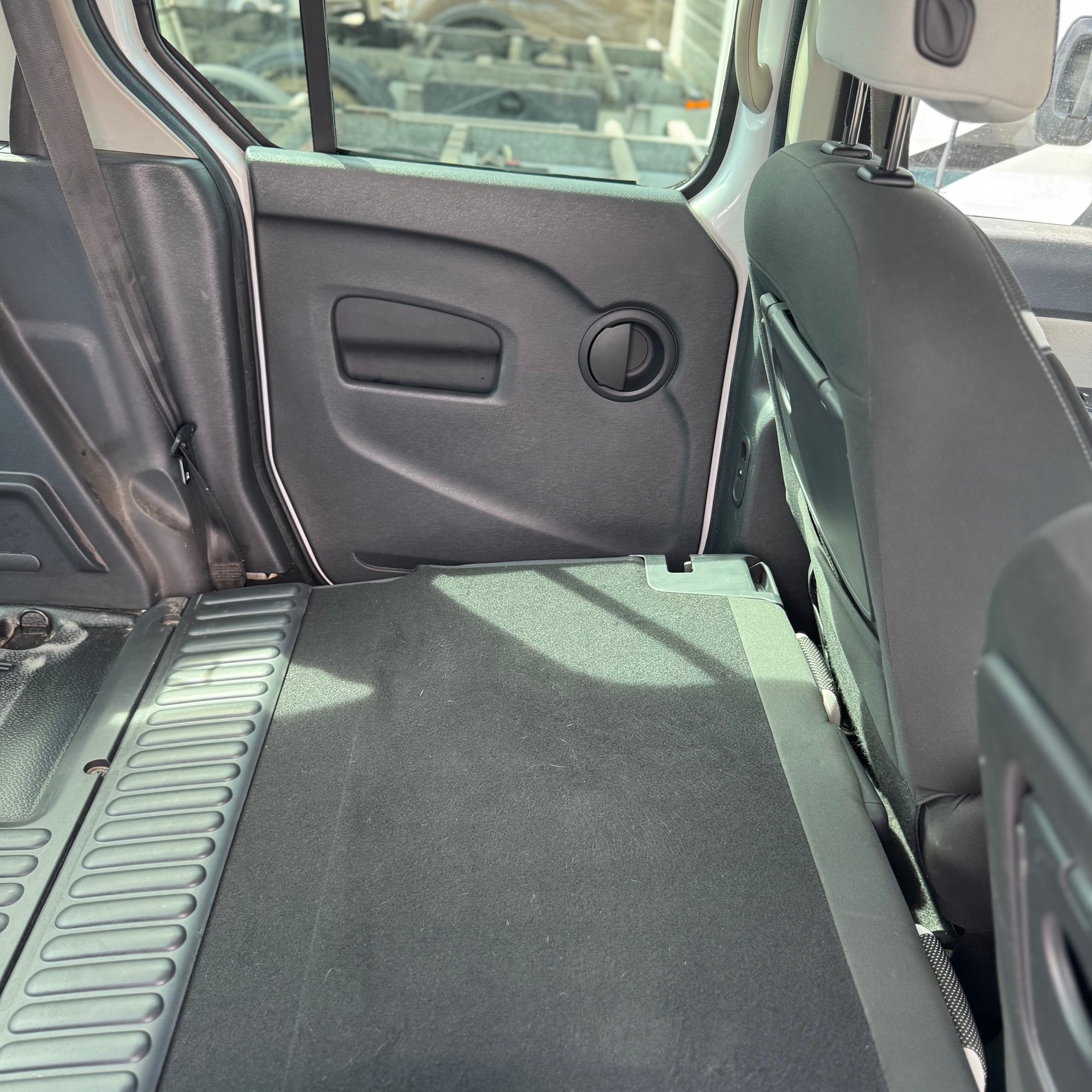 RENAULT Kangoo 1.6 16V Happy Family Automatic-image-8