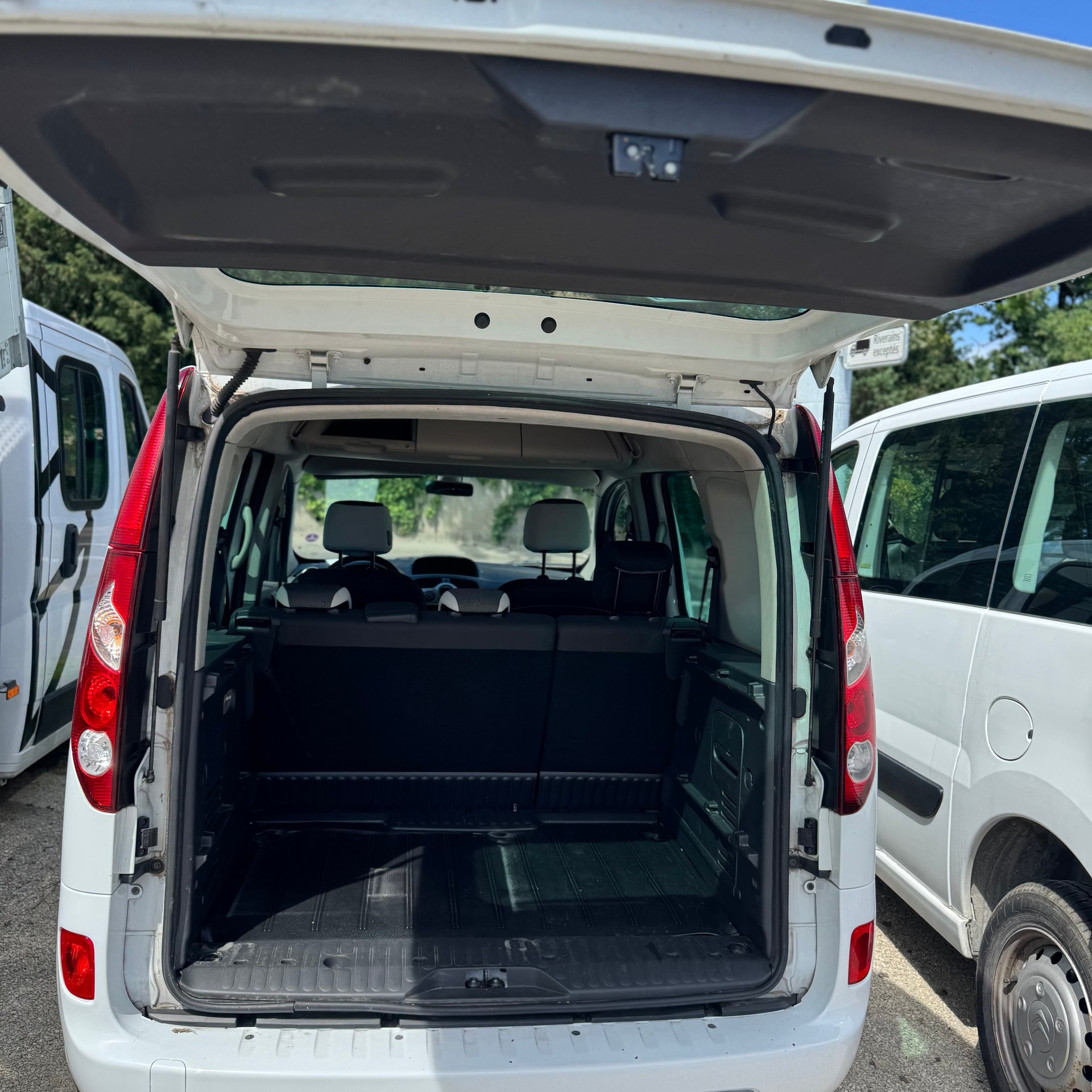 RENAULT Kangoo 1.6 16V Happy Family Automatic-image-6