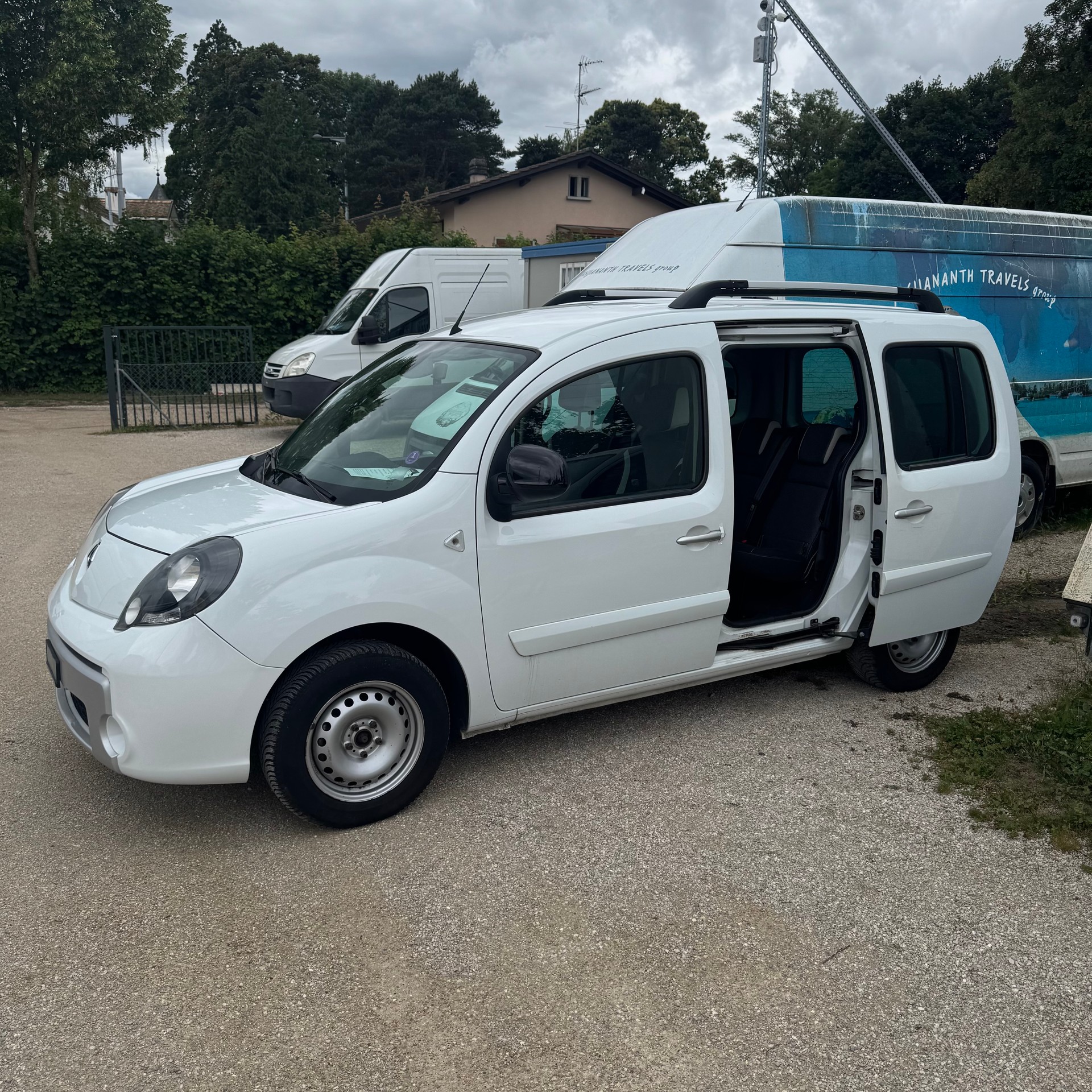 RENAULT Kangoo 1.6 16V Happy Family Automatic-image-2