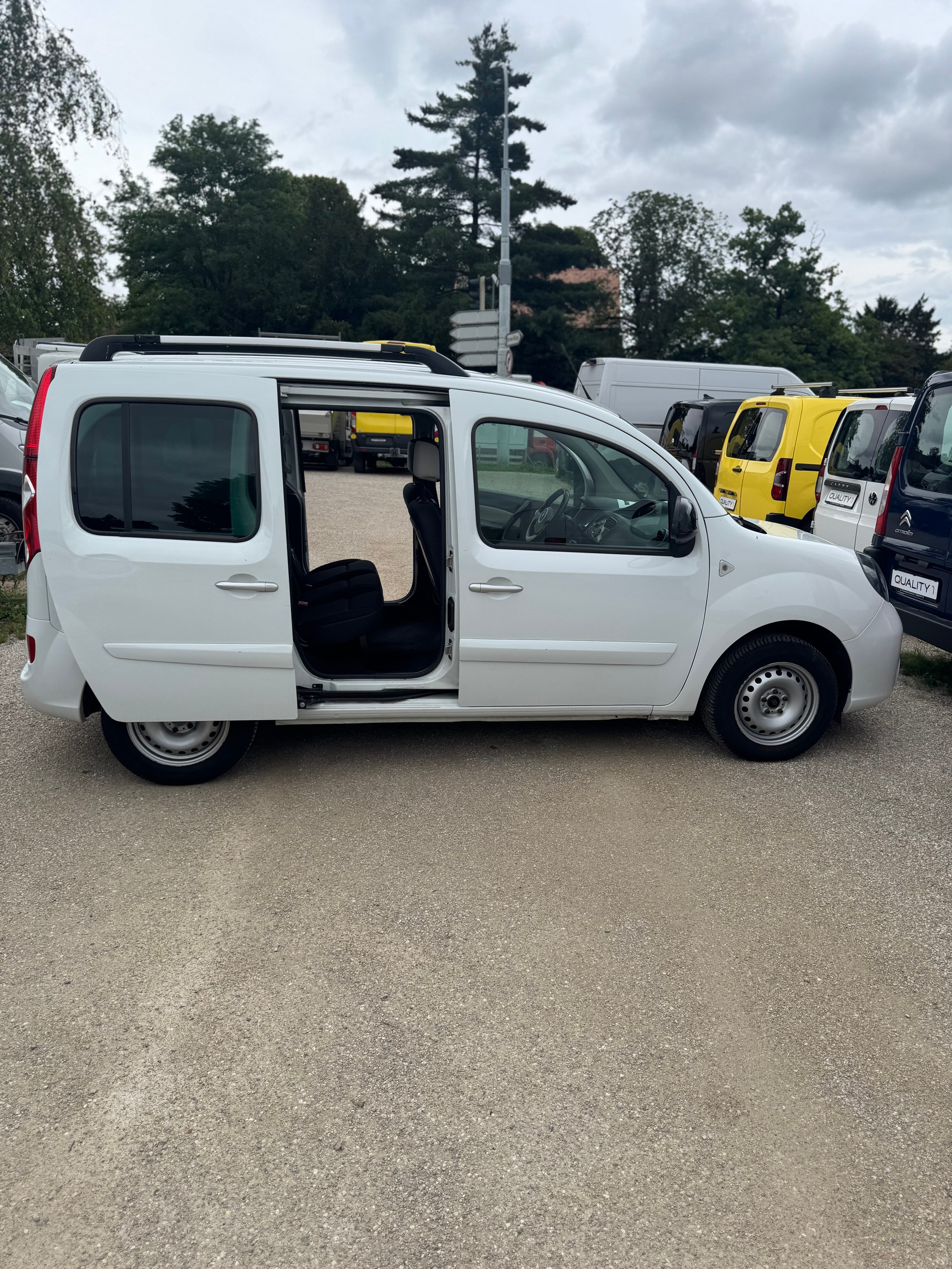 RENAULT Kangoo 1.6 16V Happy Family Automatic-image-3