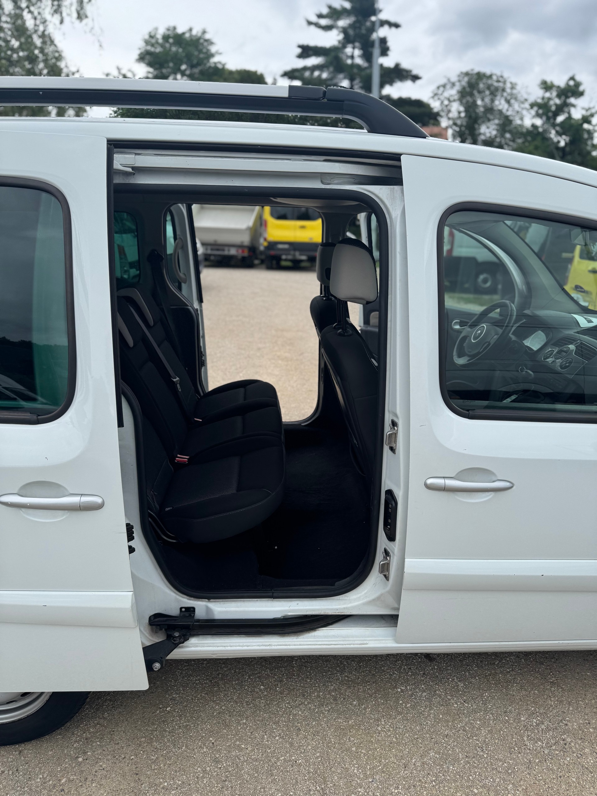 RENAULT Kangoo 1.6 16V Happy Family Automatic-image-5