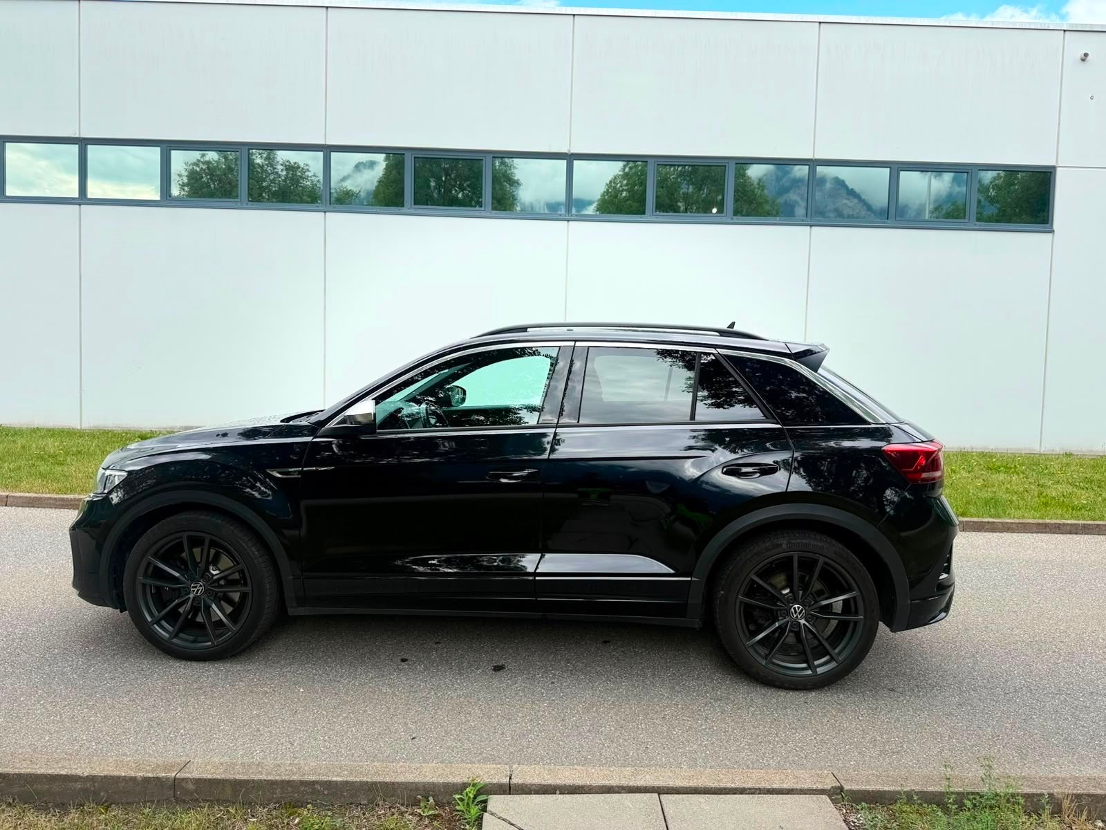VW T-Roc 2.0 TSI R DSG 4Motion-image-2