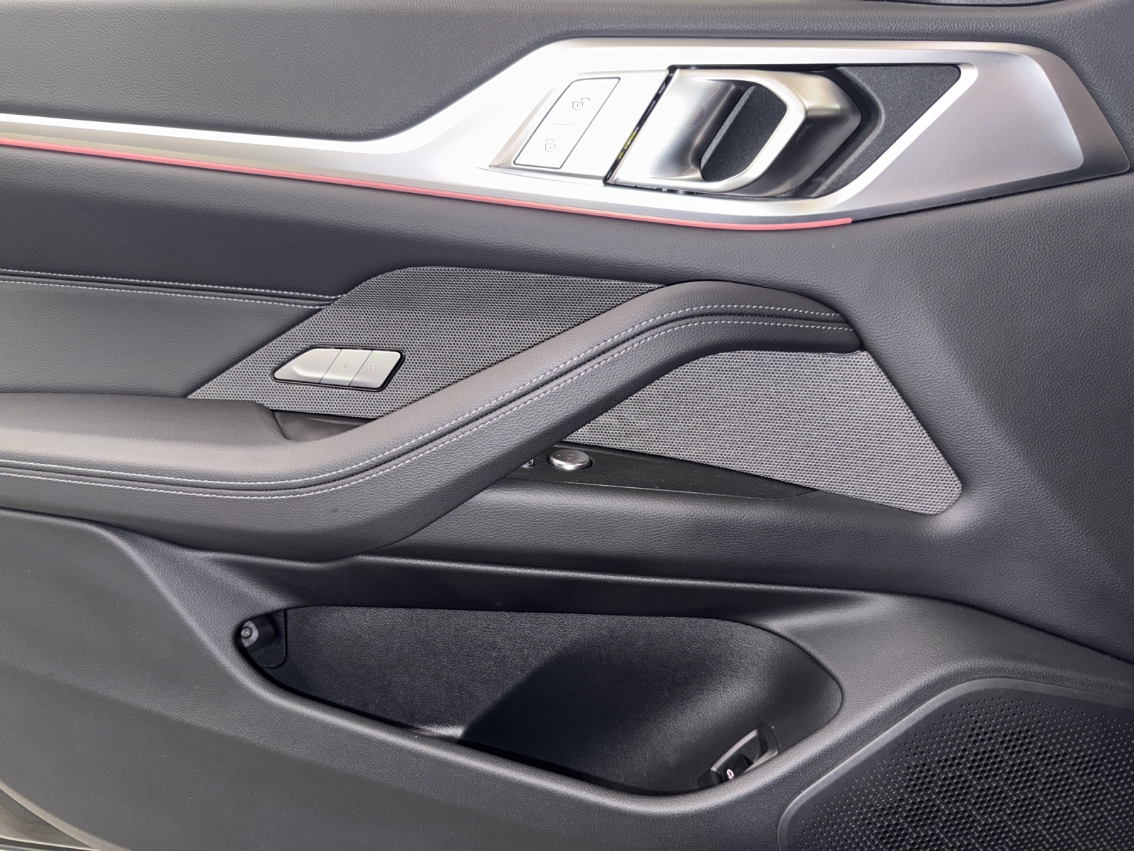 BMW i4 eDrive40 M SPORT-image-17