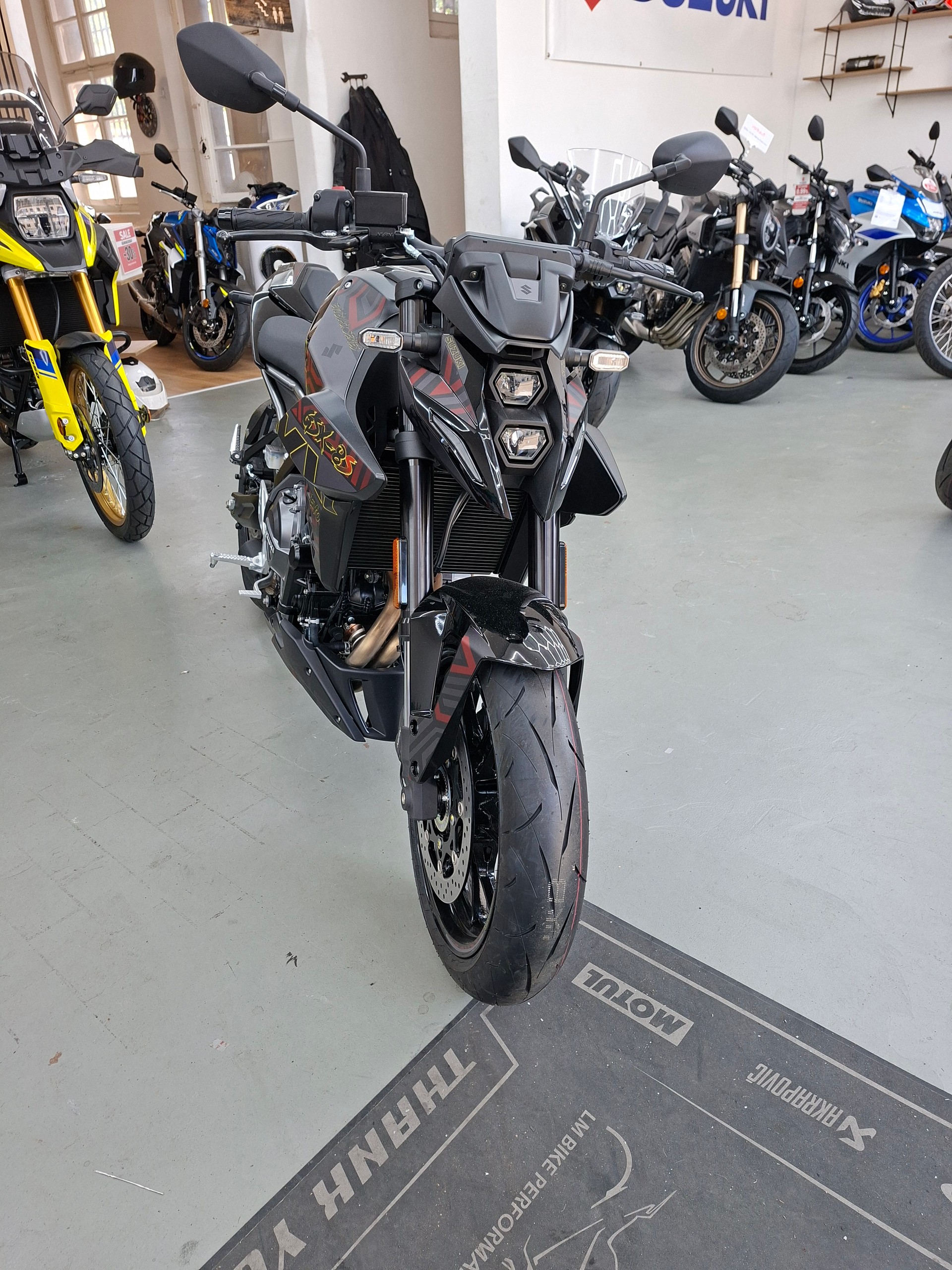 SUZUKI GSX 8 S EVO-showroom-element-1