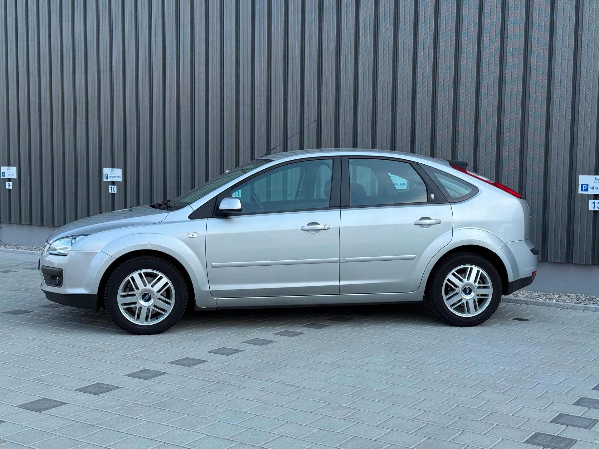 FORD Focus 2.0i Ghia-image-3