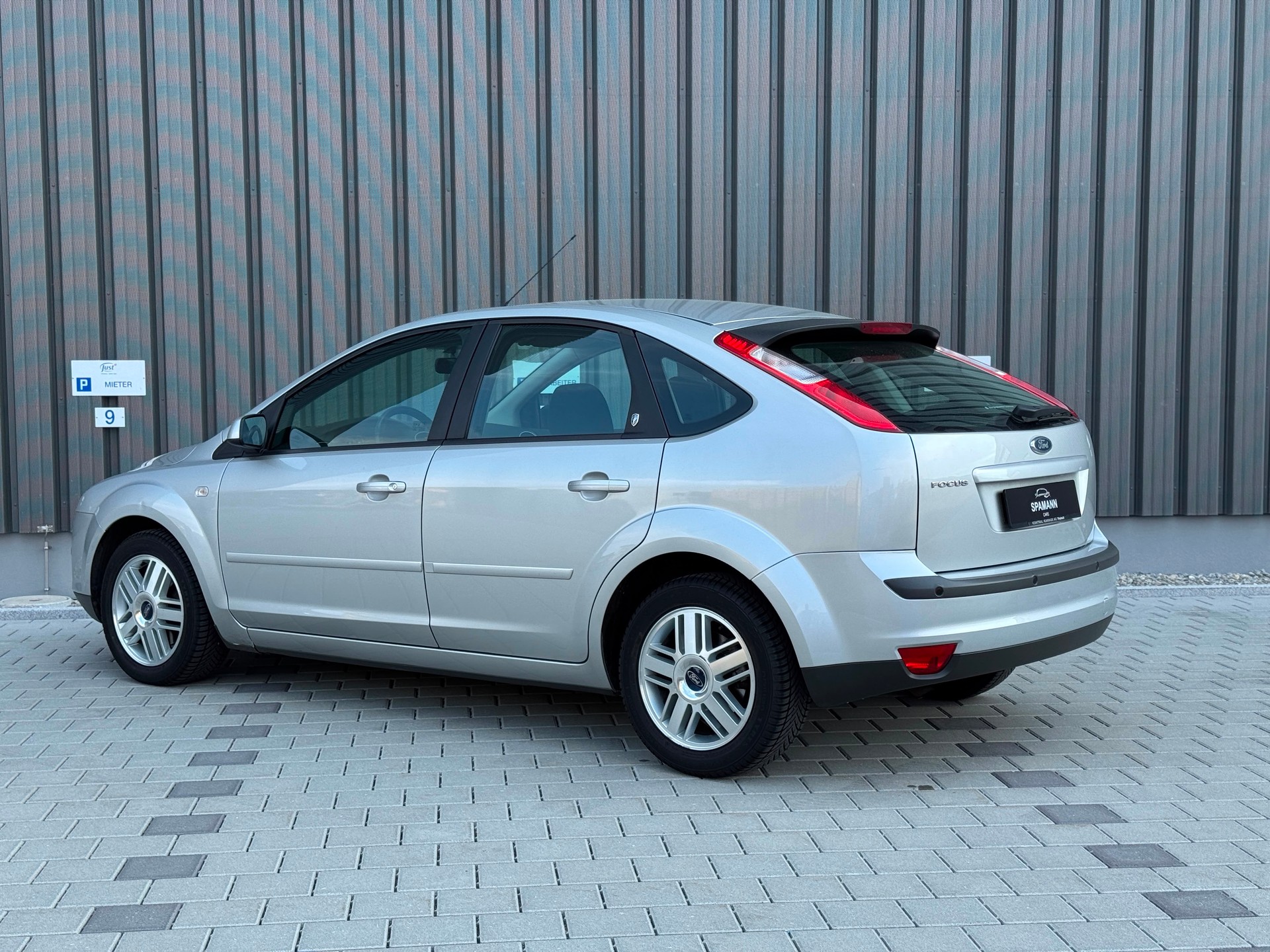 FORD Focus 2.0i Ghia-image-4