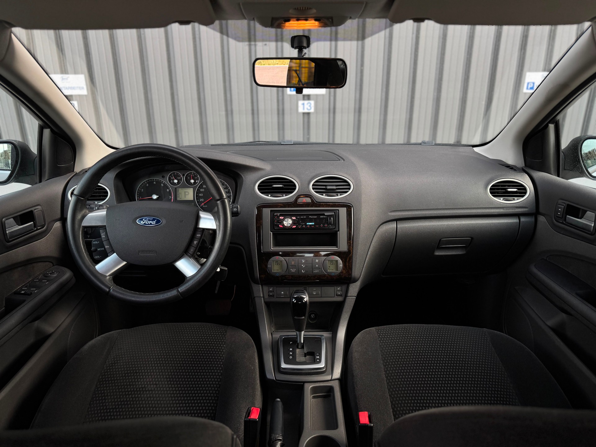 FORD Focus 2.0i Ghia-image-13