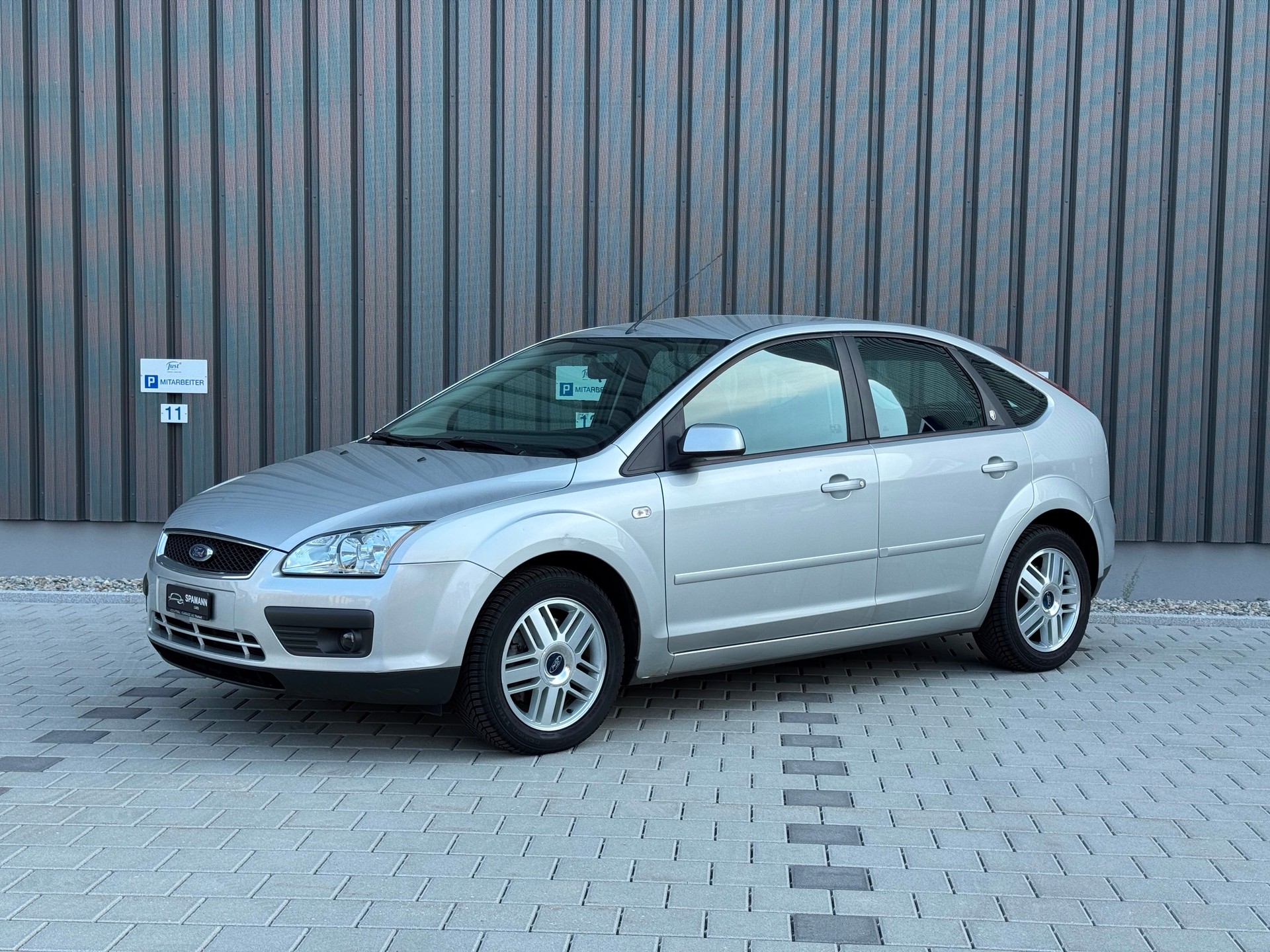 FORD Focus 2.0i Ghia-image-1
