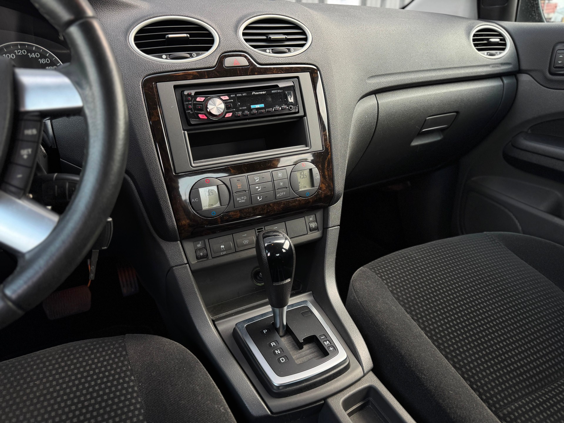 FORD Focus 2.0i Ghia-image-14