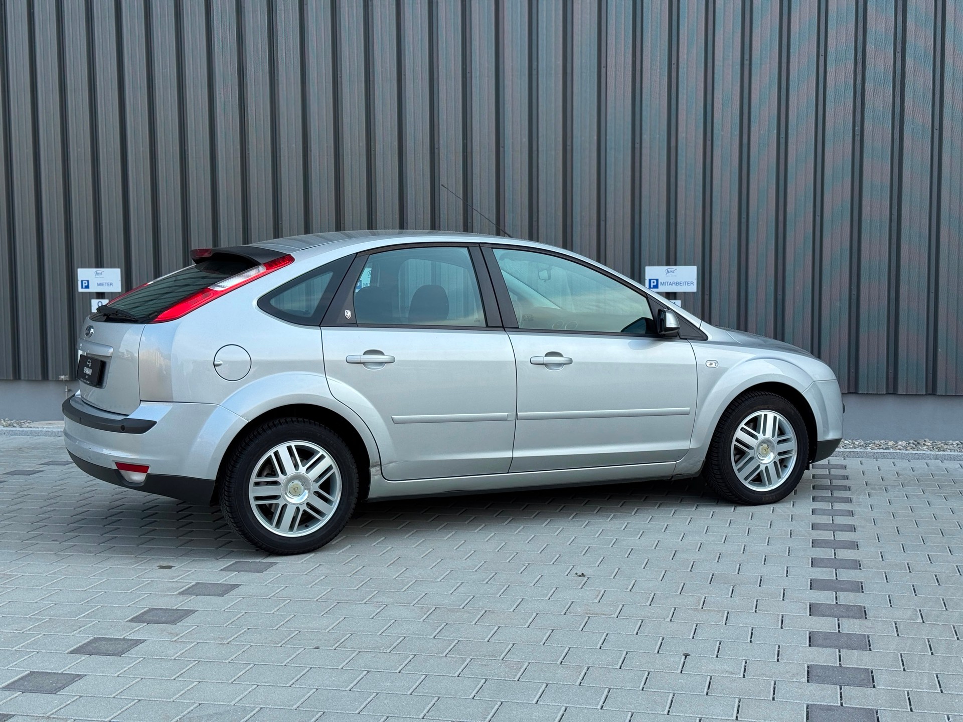 FORD Focus 2.0i Ghia-image-7