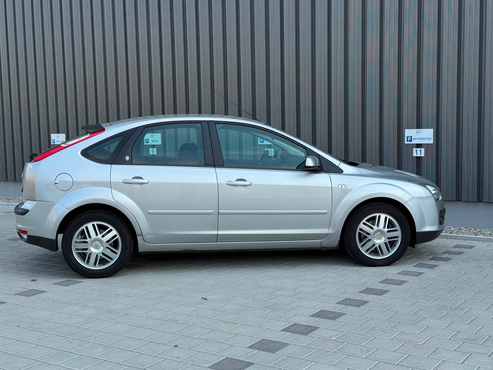 FORD Focus 2.0i Ghia-image-8