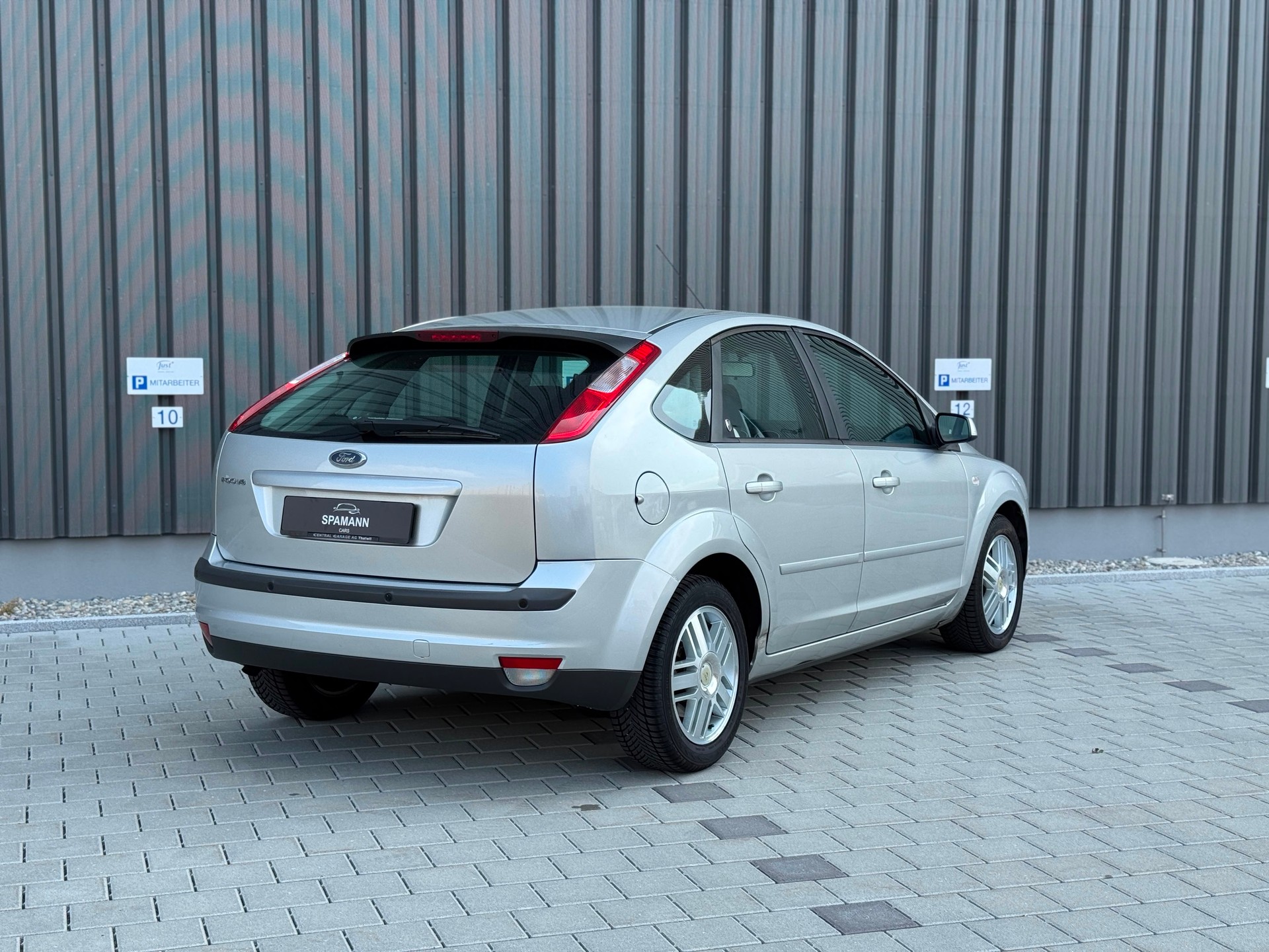 FORD Focus 2.0i Ghia-image-6