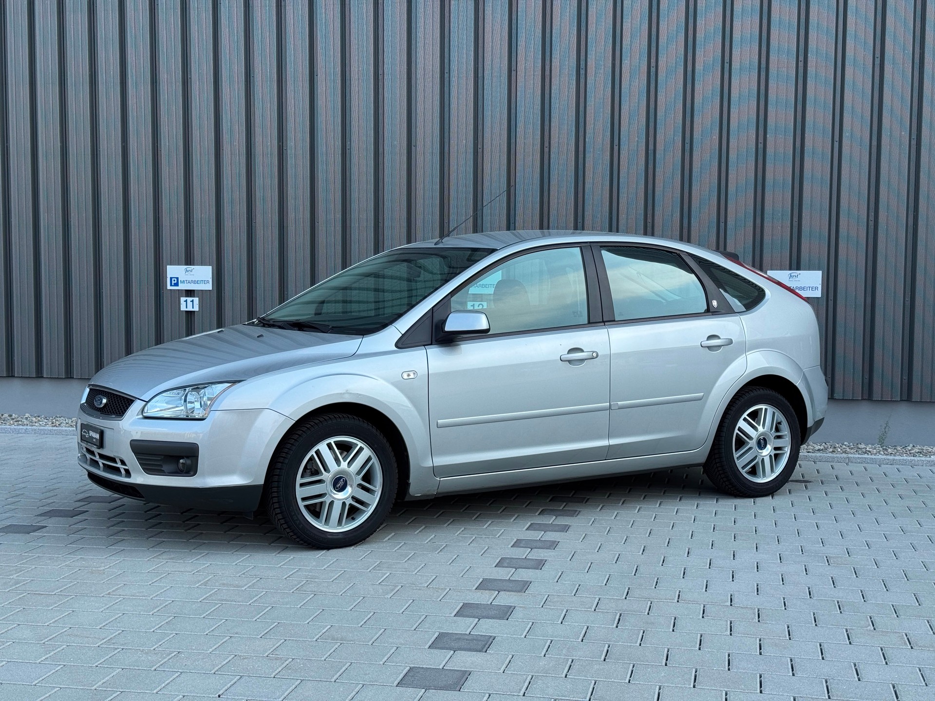 FORD Focus 2.0i Ghia-image-2