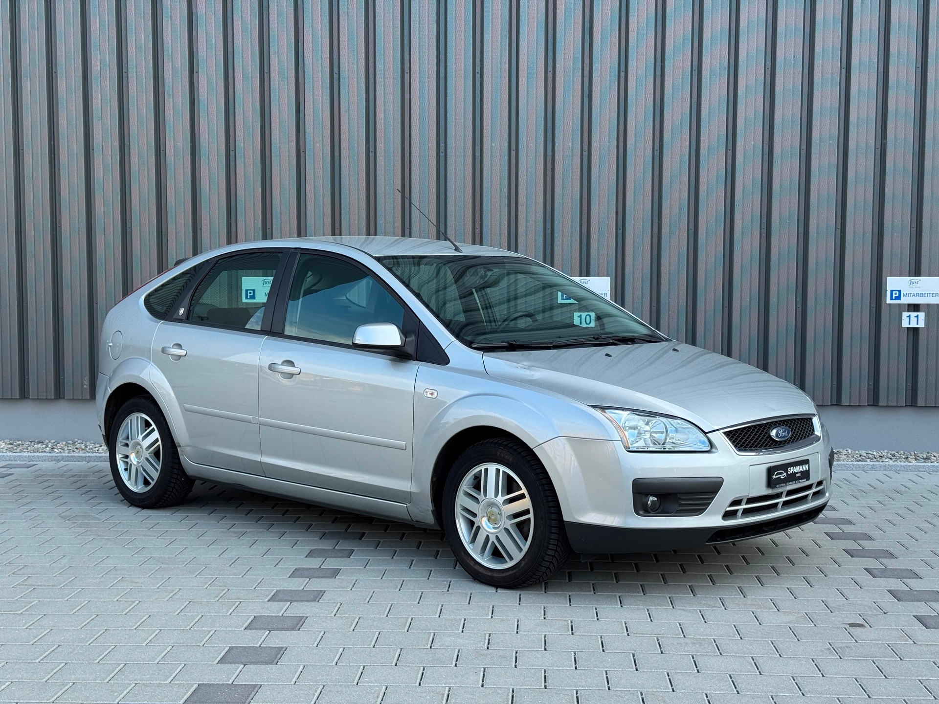 FORD Focus 2.0i Ghia-image-9