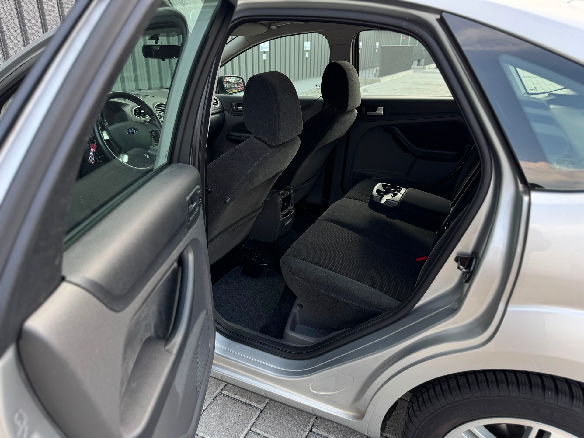 FORD Focus 2.0i Ghia-image-12