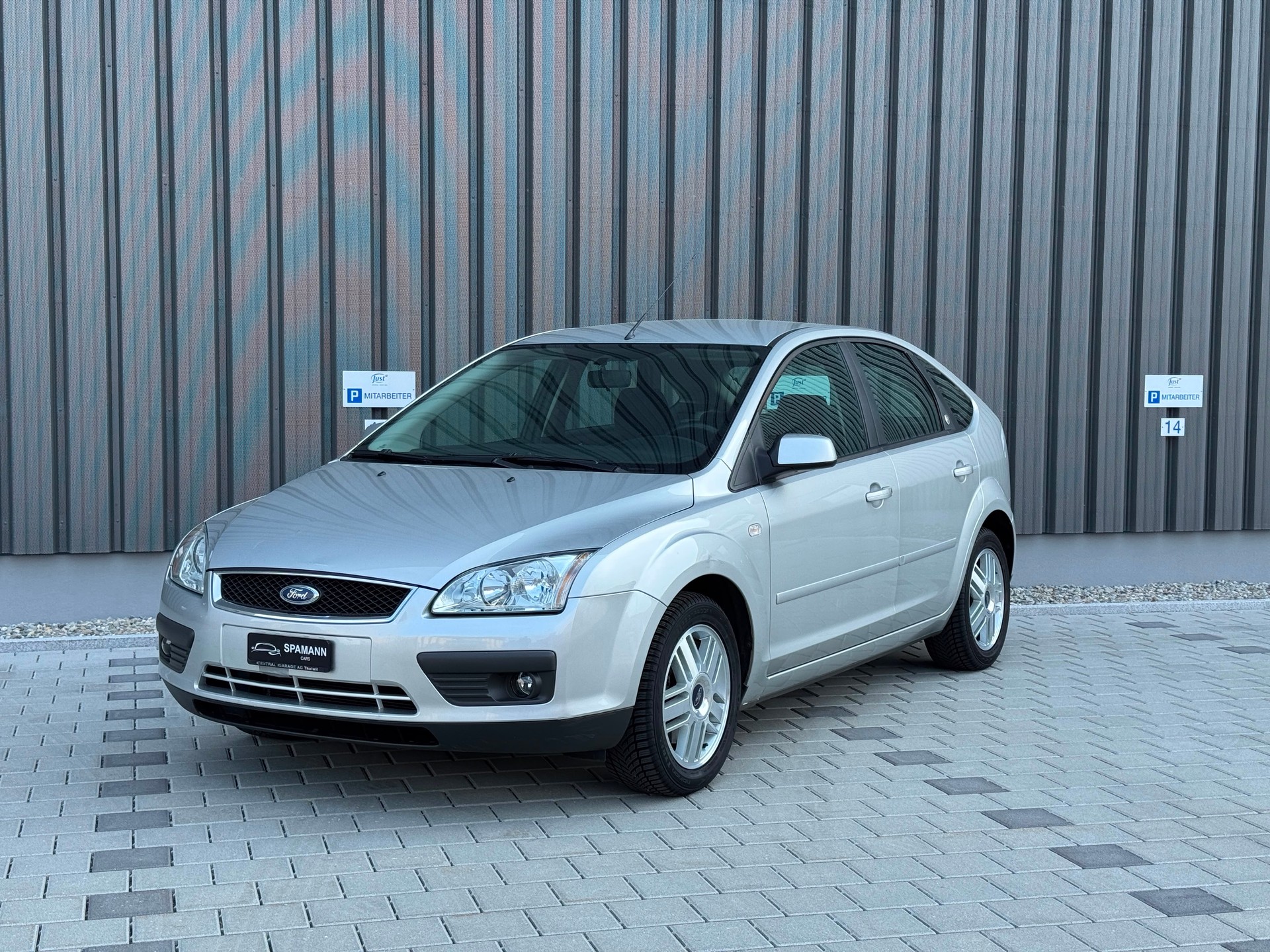 FORD Focus 2.0i Ghia-image-0