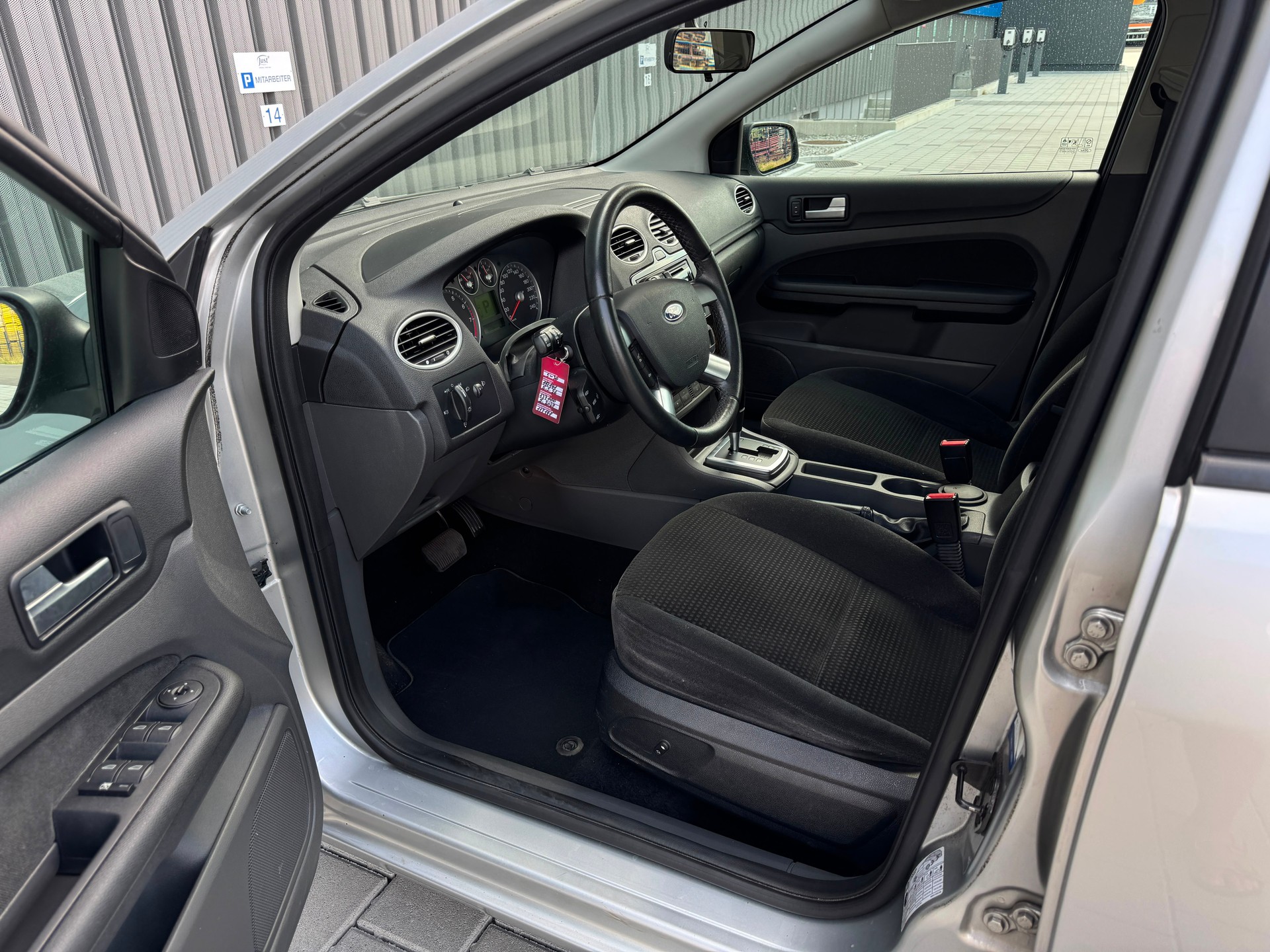 FORD Focus 2.0i Ghia-image-11