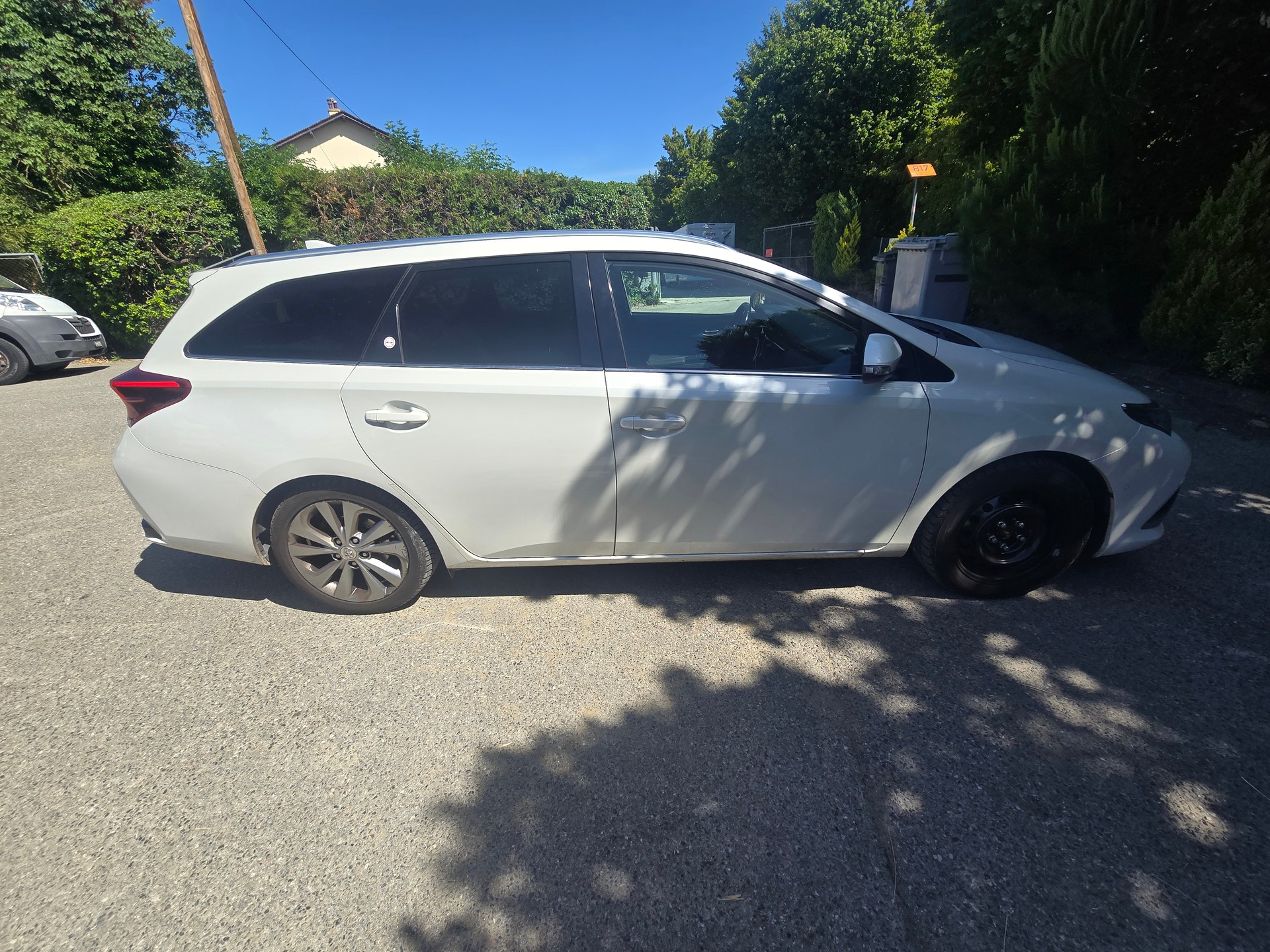 TOYOTA Auris Touring Sports 1.8 HSD Luna e-CVT-image-2