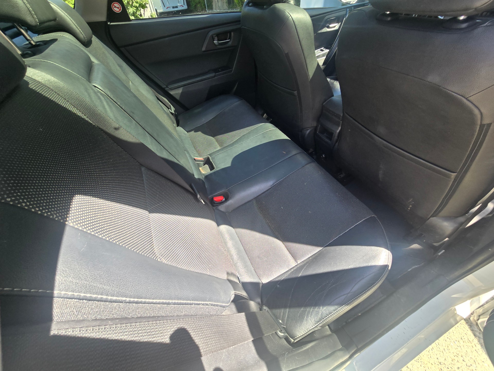 TOYOTA Auris Touring Sports 1.8 HSD Luna e-CVT-image-4