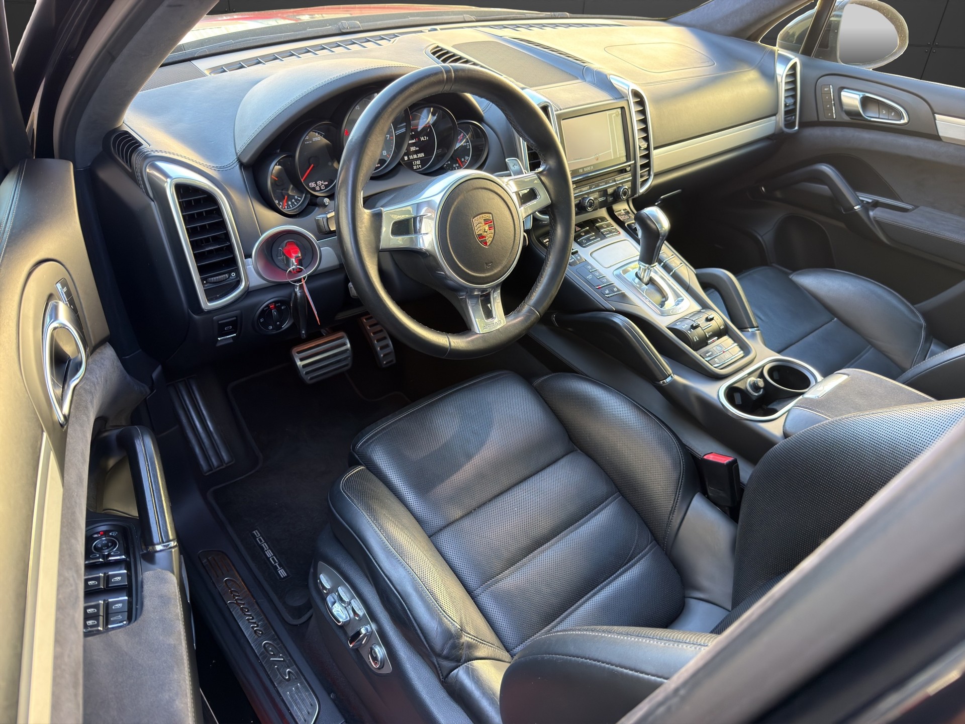 PORSCHE Cayenne GTS 420ps Pano Frisch MFK AHK-image-9