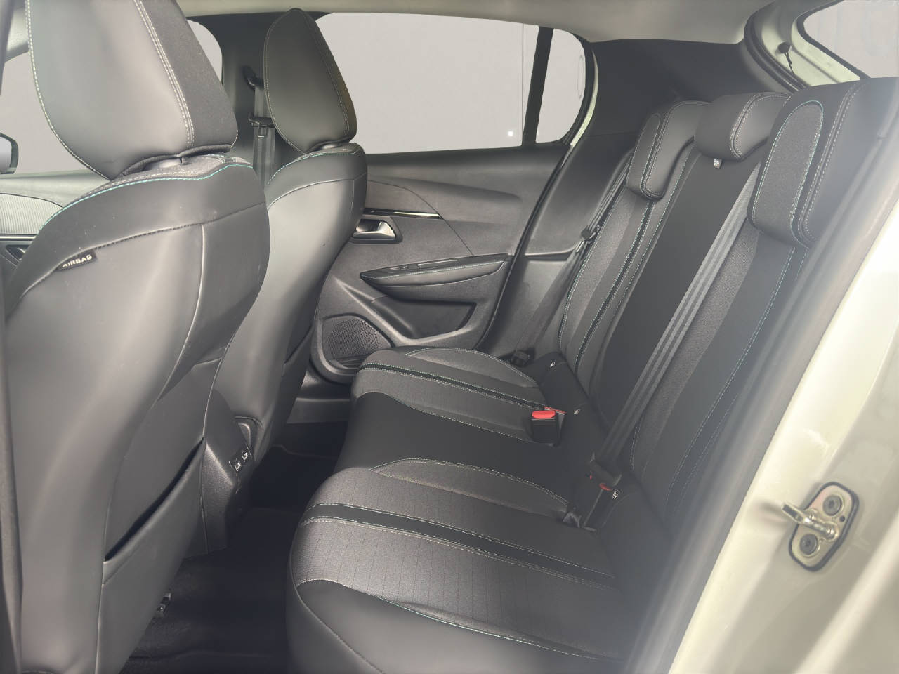PEUGEOT 208 1.2 PureTech 100 PS Allure-image-14