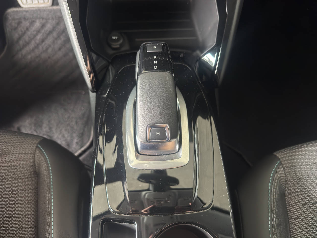 PEUGEOT 208 1.2 PureTech 100 PS Allure-image-6