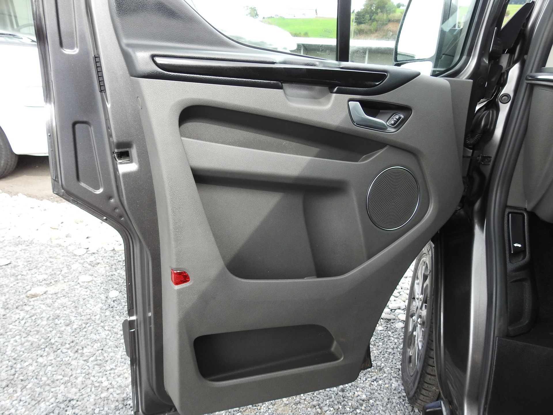 FORD Tourneo Custom 320 L1H1 Titanium A-image-11